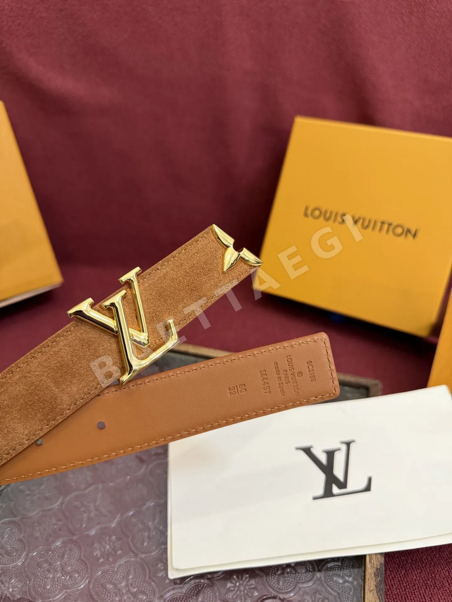 루이비통 LV 이니셜 골드 메탈 버클 스웨이드 벨트 상세 이미지 4