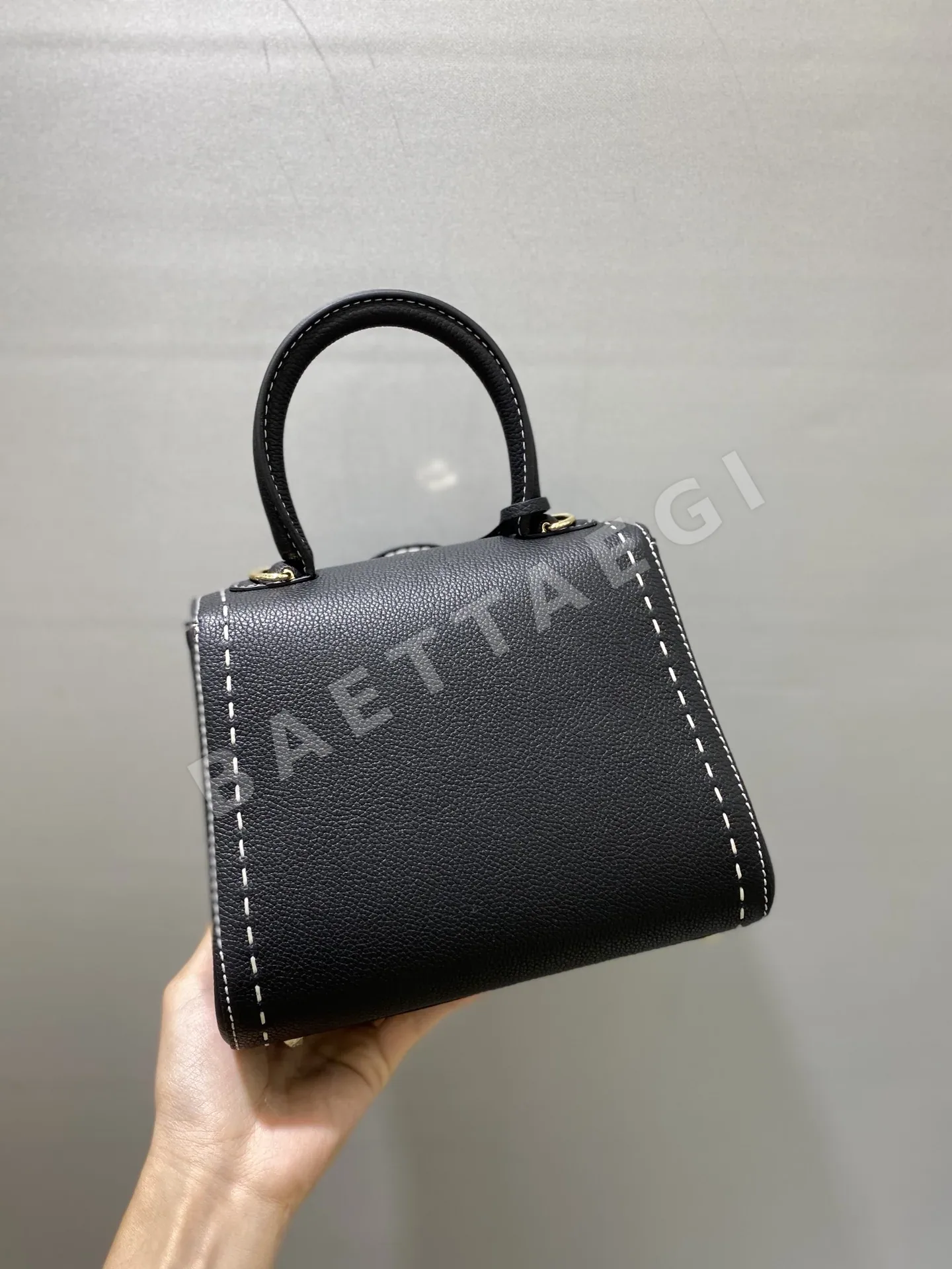 델보 검은색 반수작업 자수 가방 상세 이미지 3