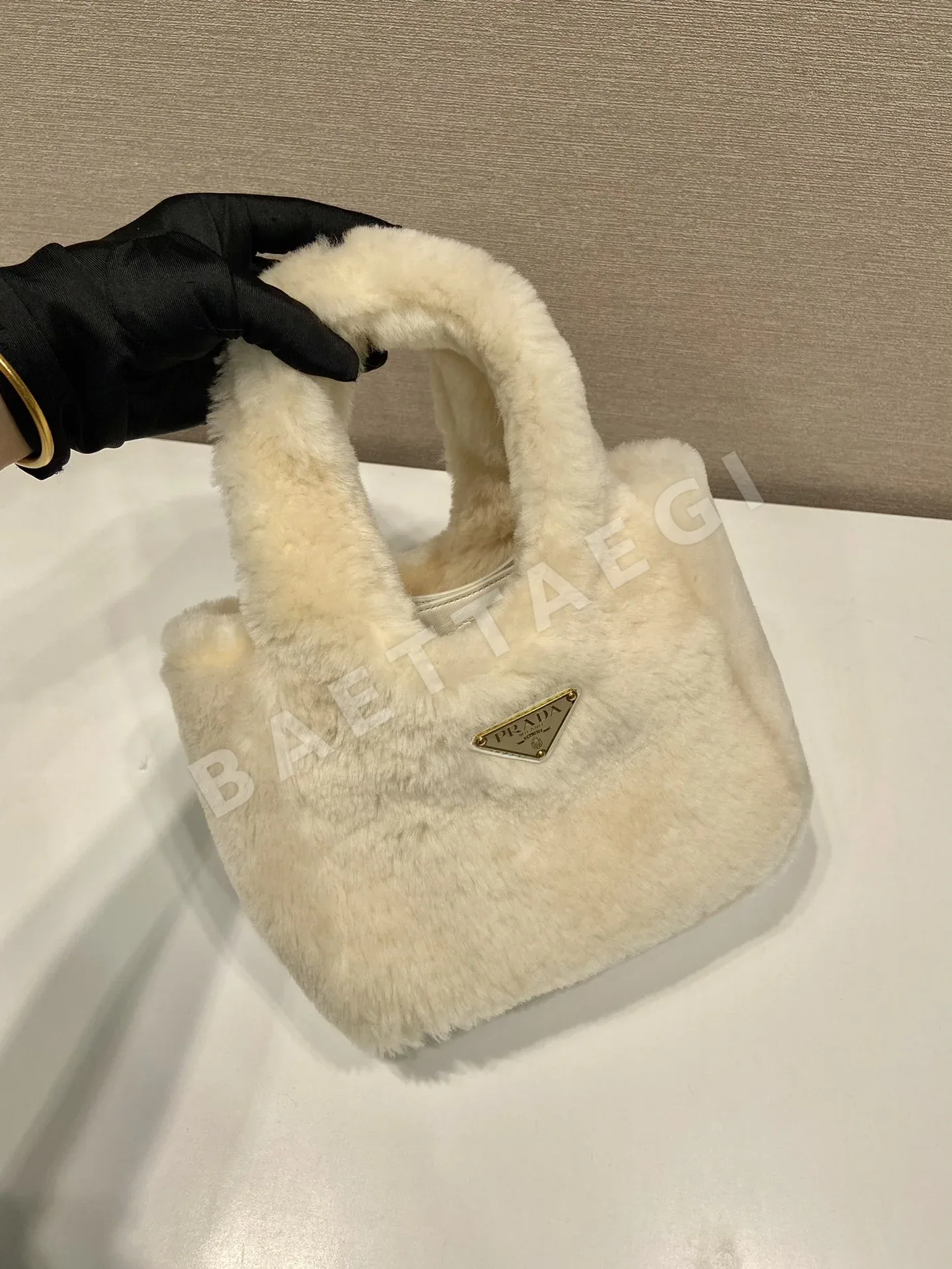 프라다 양가죽 마그네틱 잠금 핸드백 1BA349 상세 이미지 2