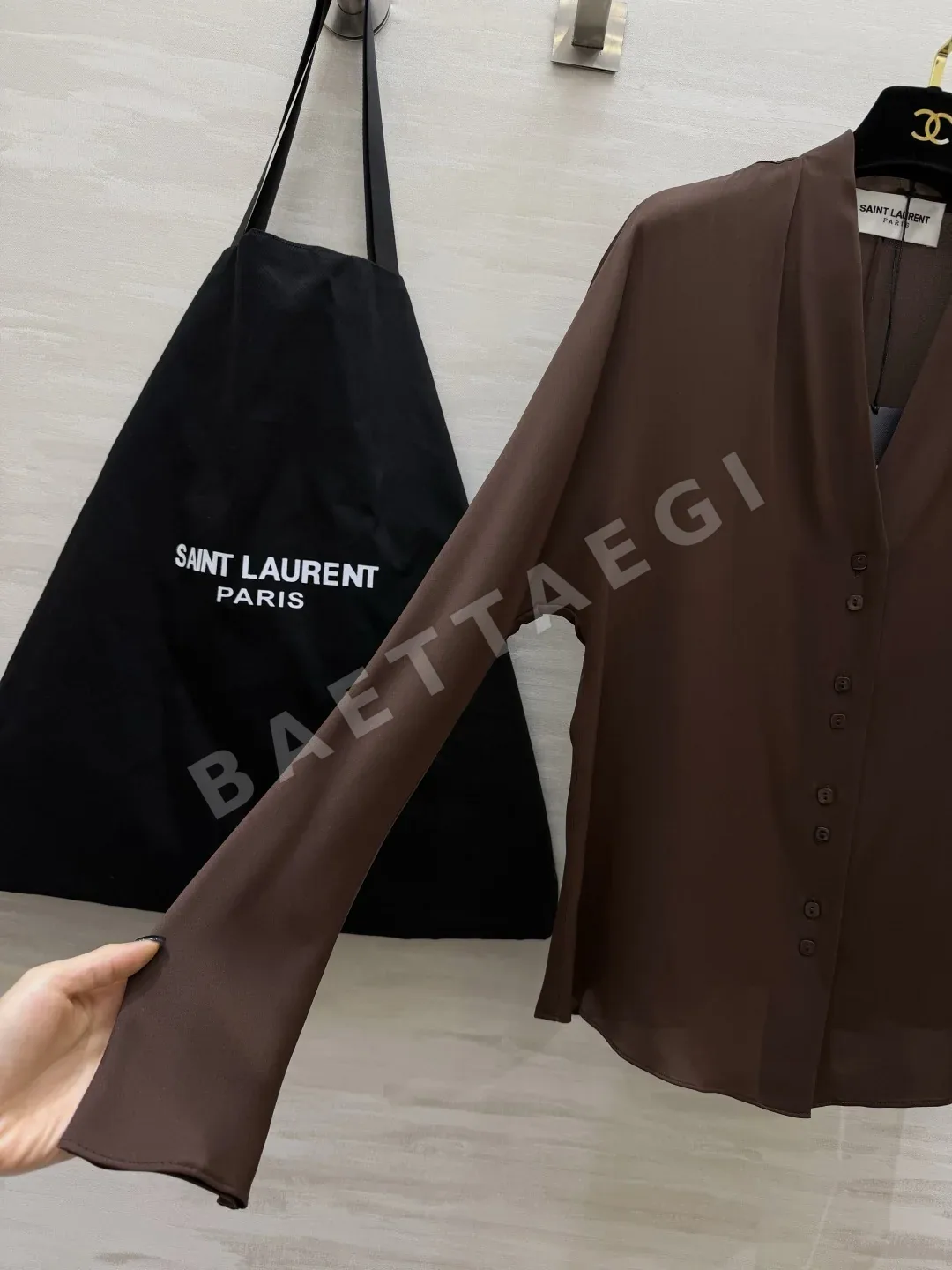 생로랑 실크 새틴 V넥 여성 셔츠 상세 이미지 2
