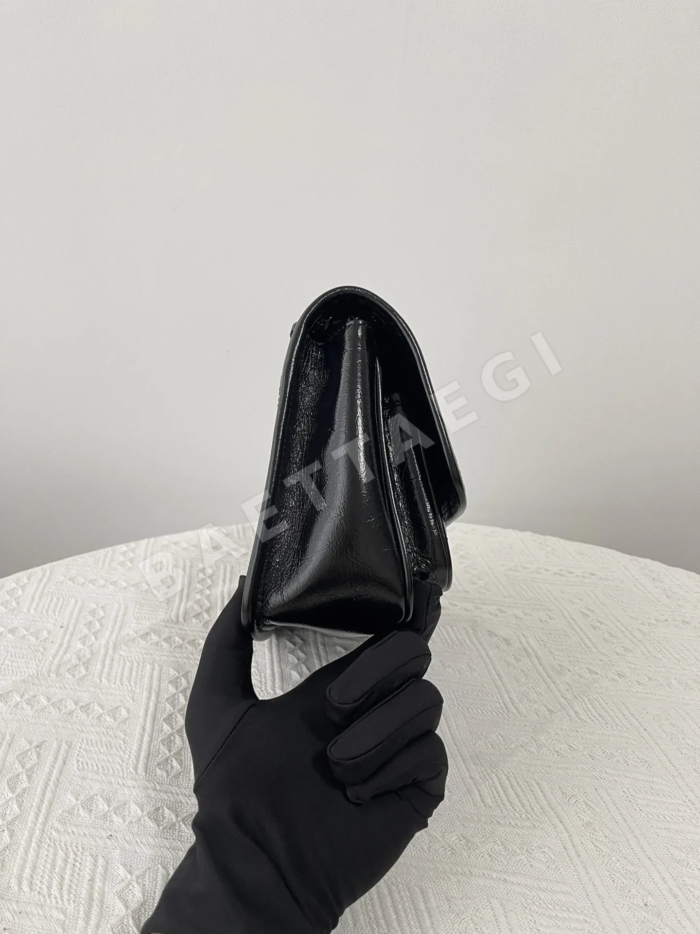 생로랑 니키 블랙 페인트 체인 숄더백 28CM633158 상세 이미지 8