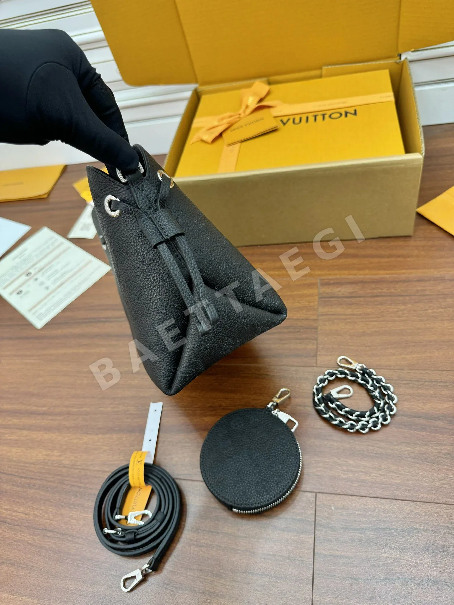 루이비통 M57070 가방 상세 이미지 9