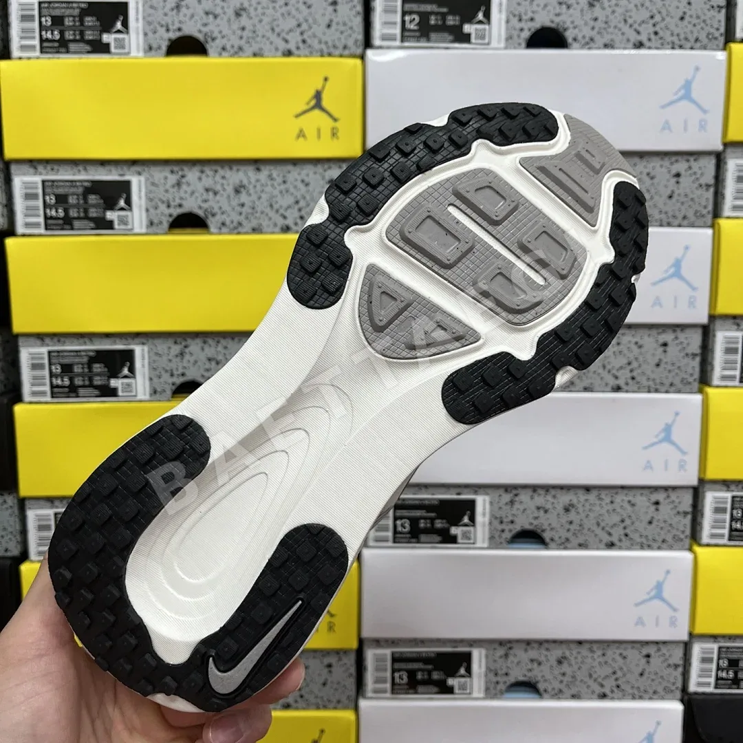 나이키 줌 보메로 18 HM6803-101 201099 Nike Zoom Vomero 18 상세 이미지 9