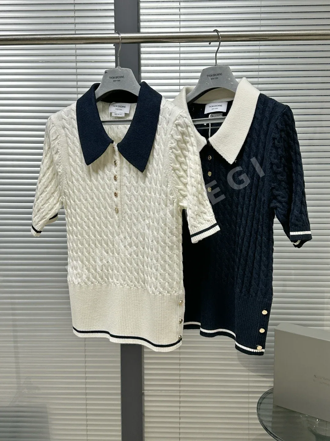 톰브라운 울 컬러블록 케이블니트 반팔 폴로셔츠 상세 이미지 3