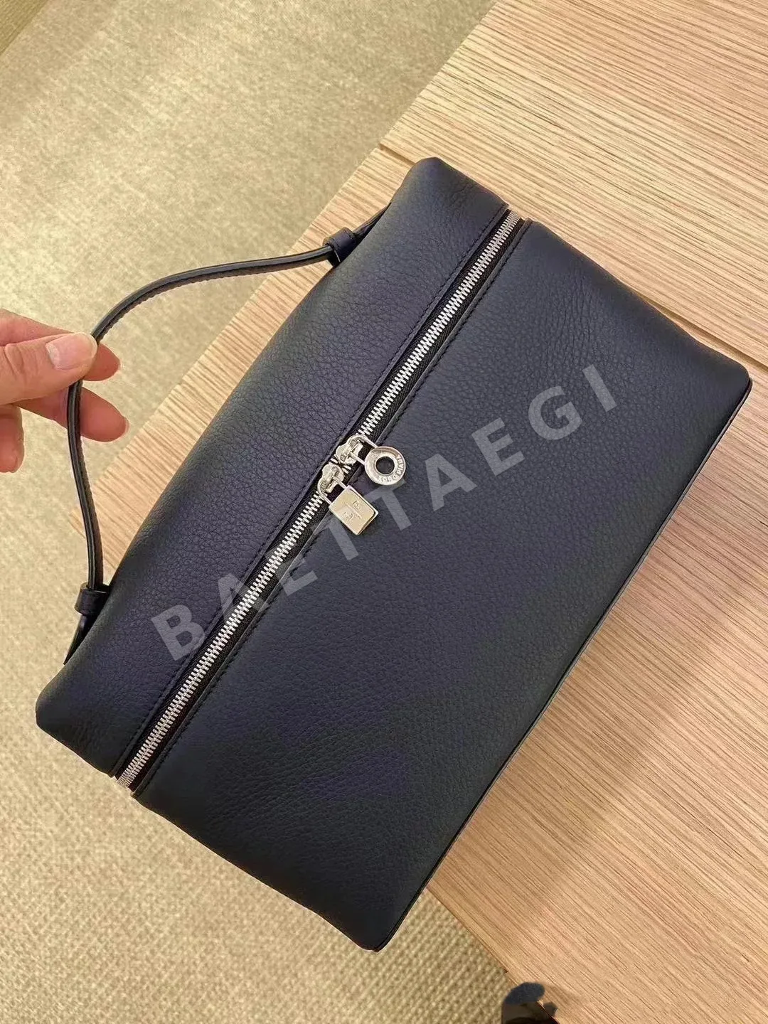 로로피아나 라지 블랙 가죽 핸드백 128793