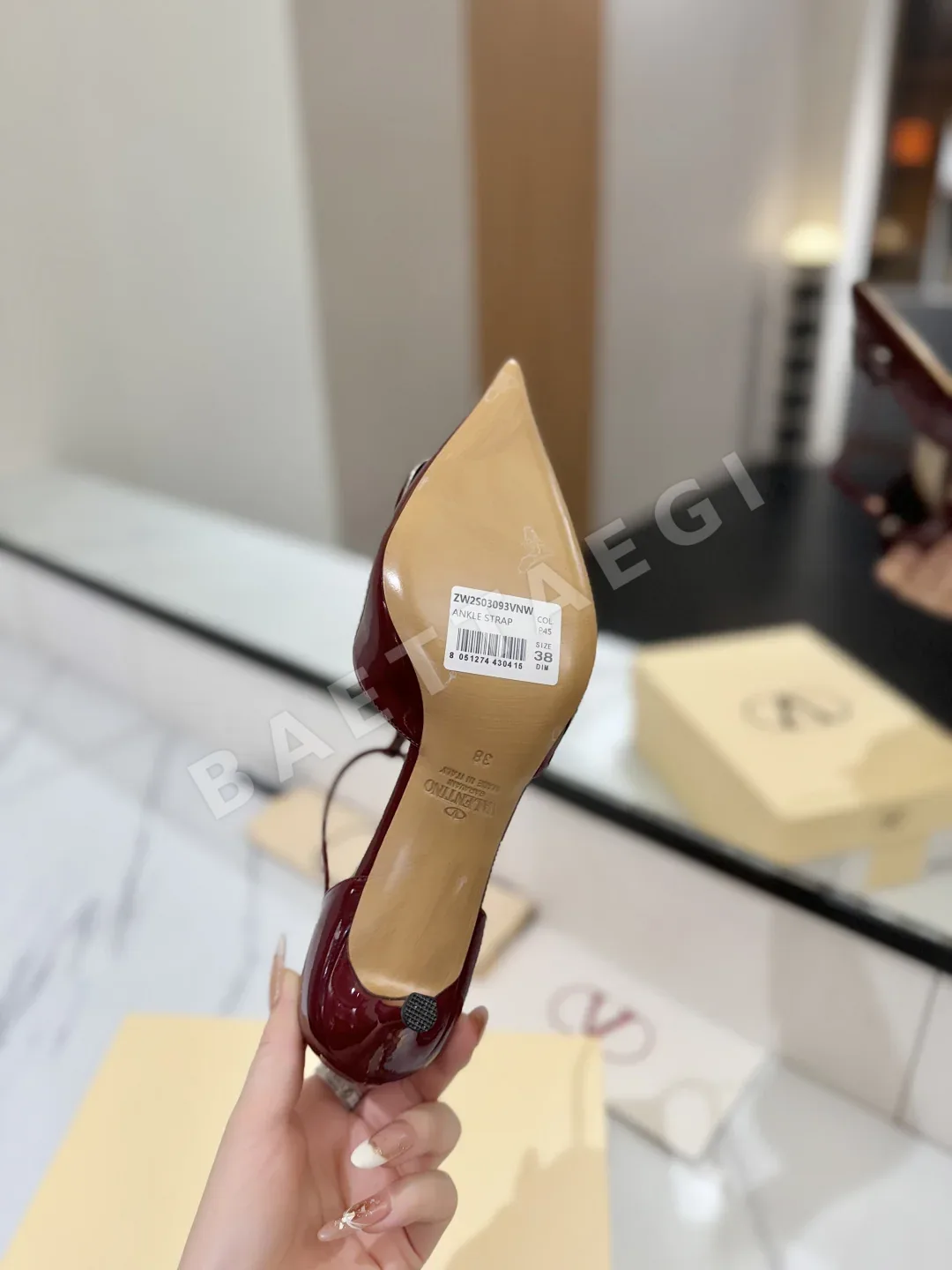 발렌티노 V 로고 버클 페이턴트 가죽 샌들 상세 이미지 8