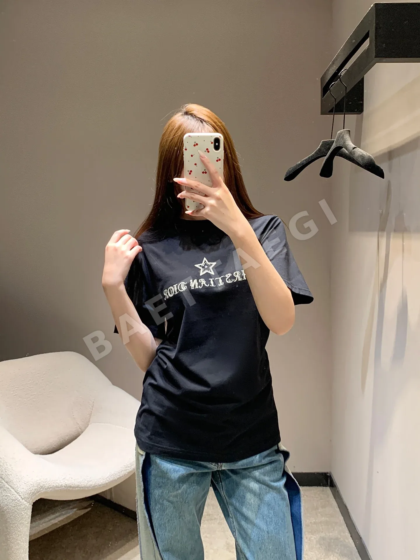 디올 여성 반팔 티셔츠 오각별 자수 상세 이미지 3