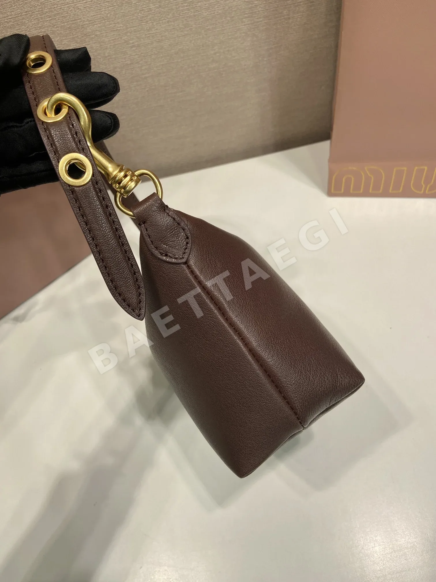 미우미우 나파 가죽 숄더백 5NE841 상세 이미지 5