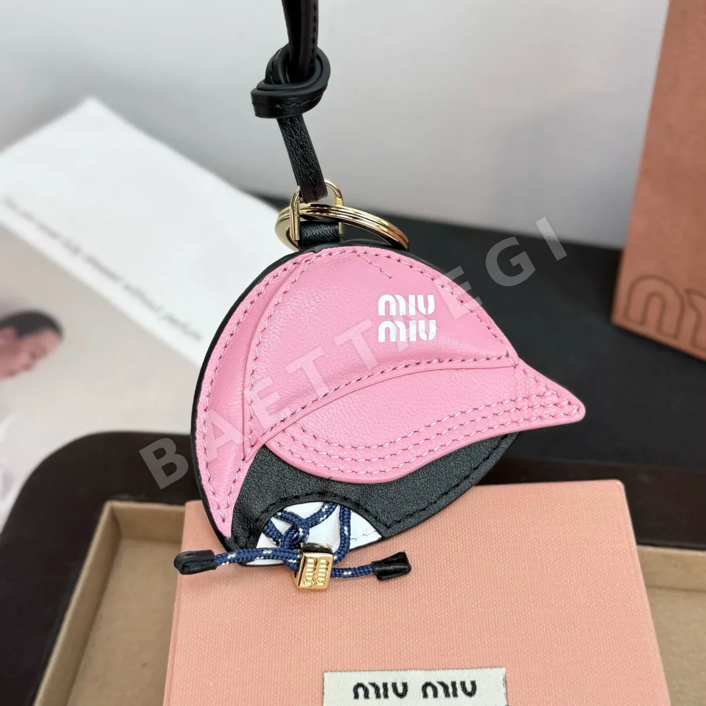 미우미우 가죽 베이스볼캡 키링 상세 이미지 6