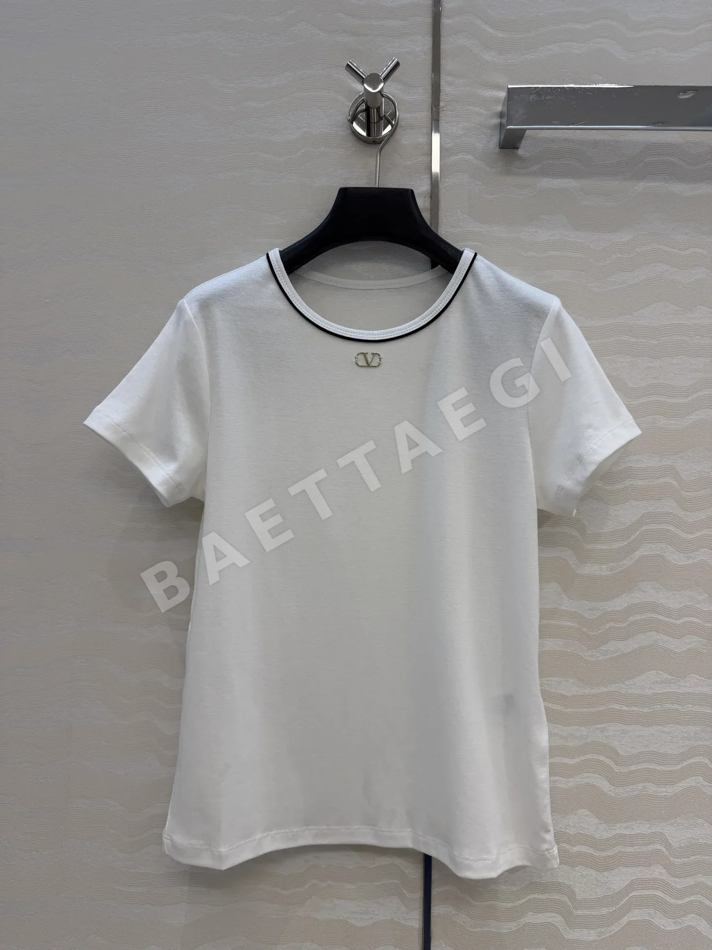 발렌티노 여성 브이넥 슬림 반팔 티셔츠 102338