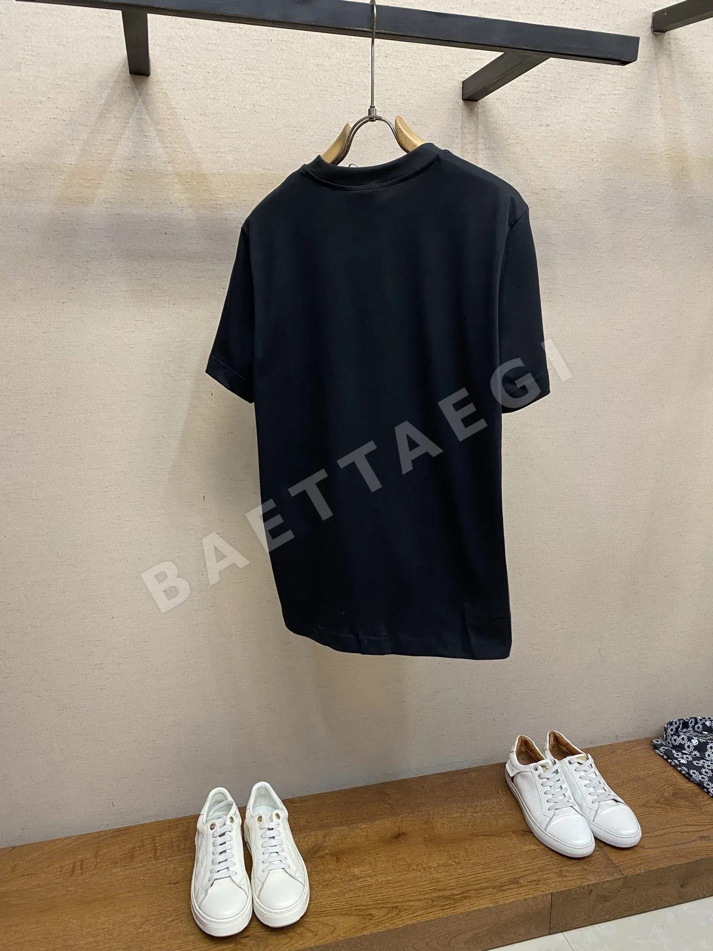 몽클레르 레터 배지 프린트 남성 반팔 티셔츠 상세 이미지 2