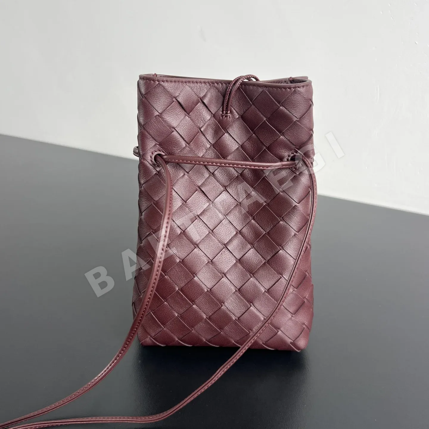 보테가베네타 안디아모 스마트폰 클러치 가방 상세 이미지 3