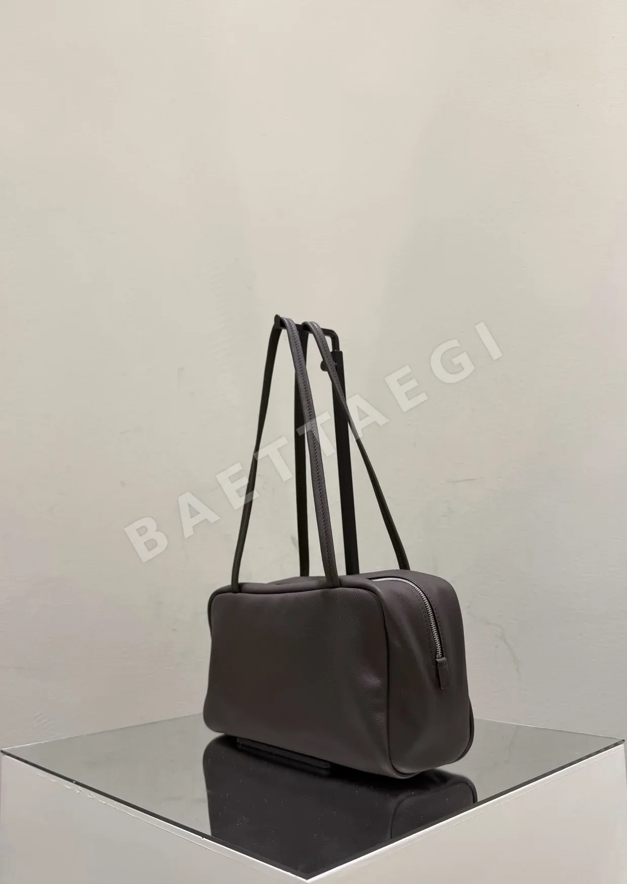 더로우 스몰 송아지가죽 볼링백 상세 이미지 2