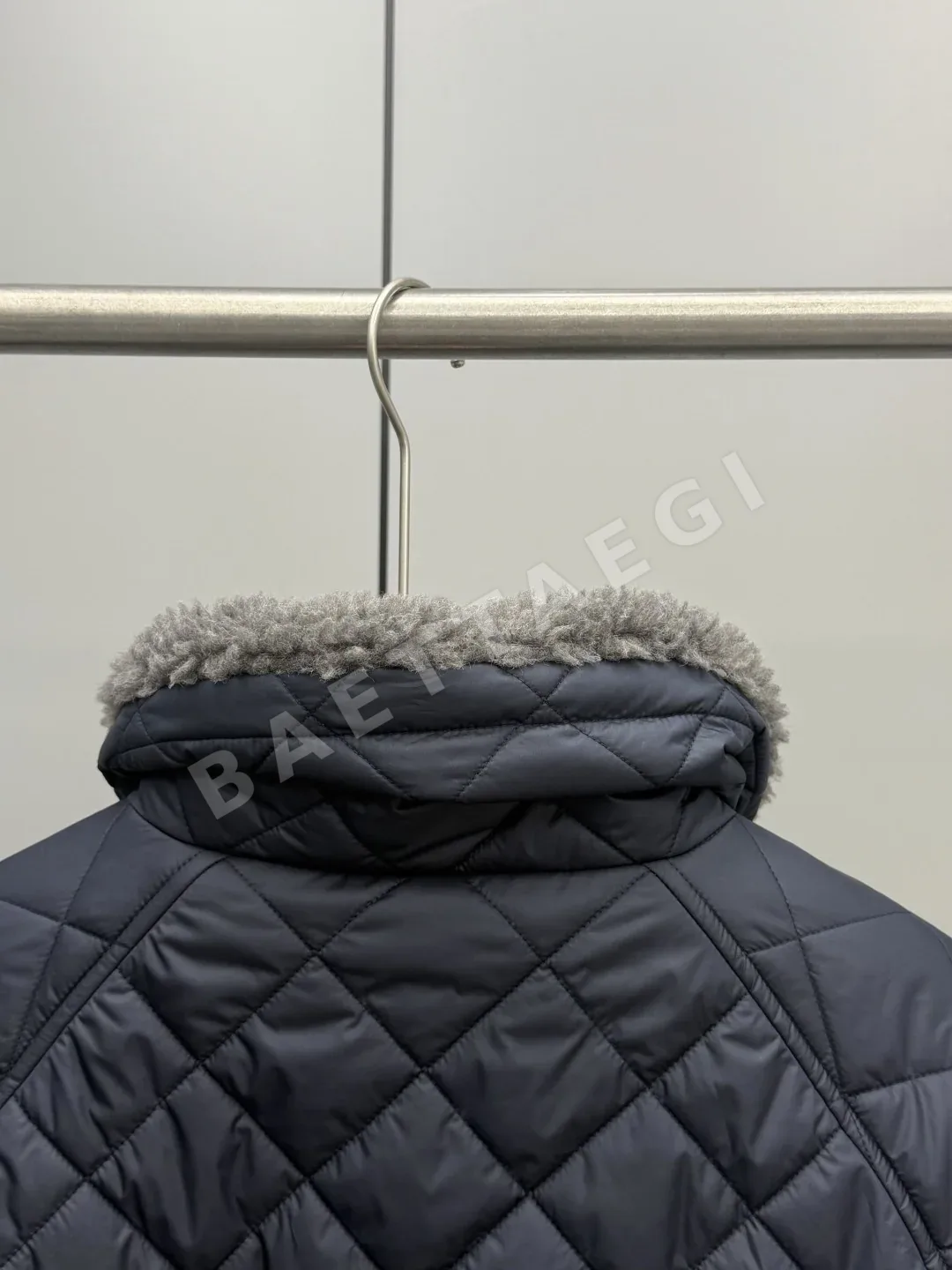 미우미우 다이아몬드 퀼팅 플리스 여성 패딩 재킷 상세 이미지 9