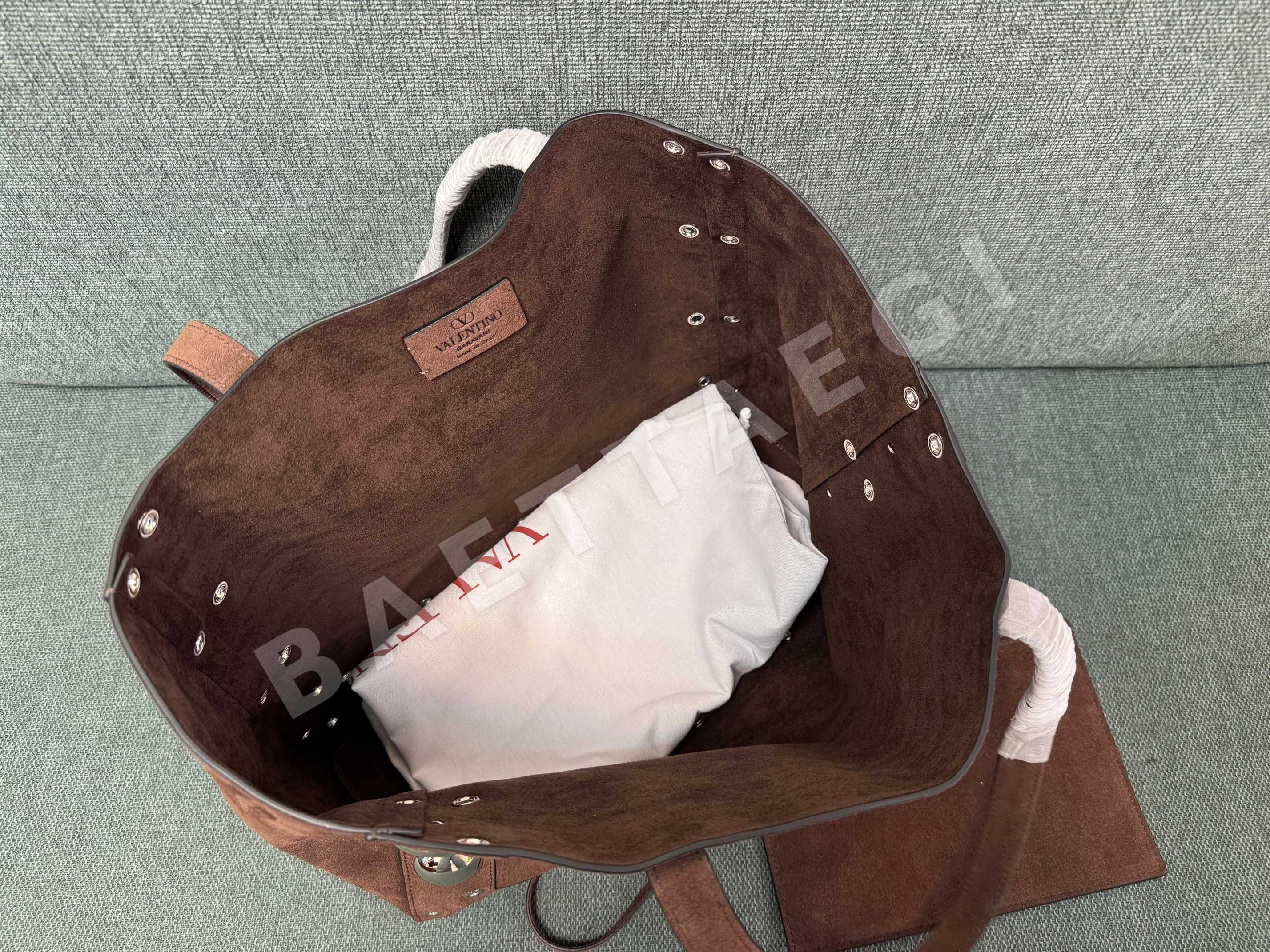 발렌티노 가라바니 넬코트 미디엄 스웨이드 토트백 상세 이미지 4