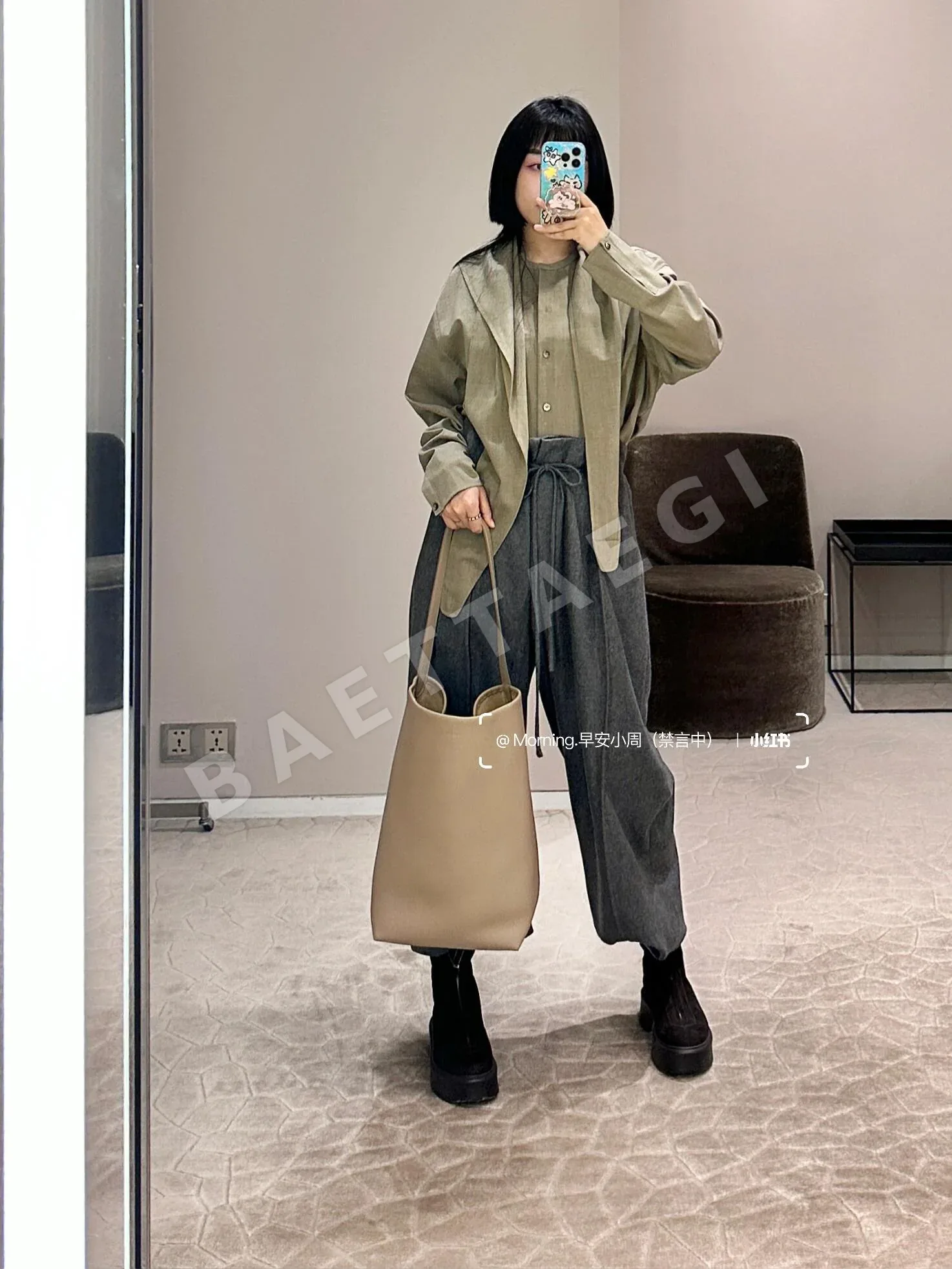 더로우 미니멀 블랙 토트백 상세 이미지 4