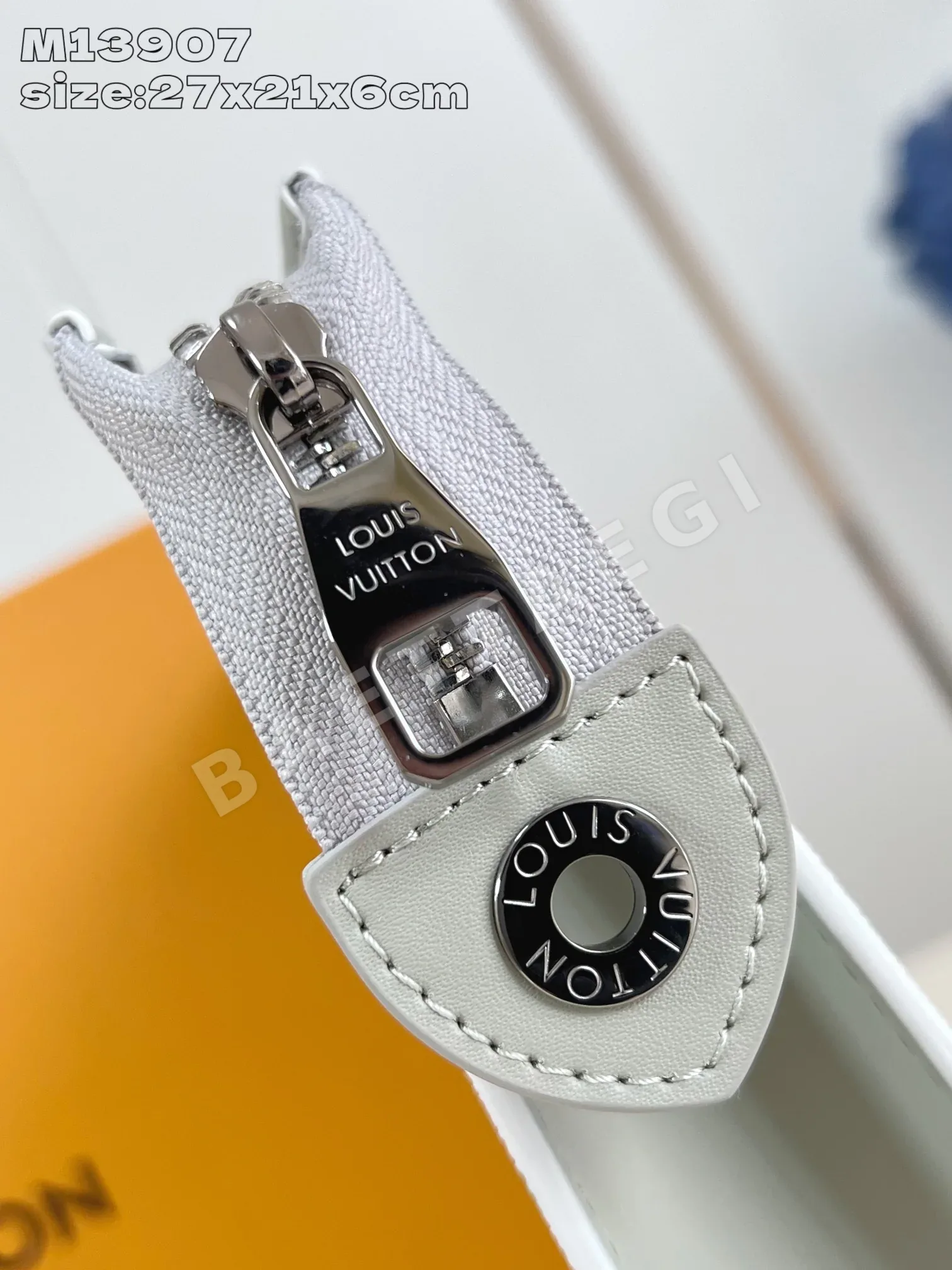 루이비통 M13907 블랙 포쉐트 핸드백 미디엄 모노그램 상세 이미지 6