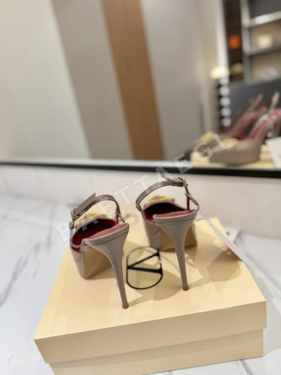 발렌티노 V버클 뾰족토 초하이힐 샌들 상세 이미지 8