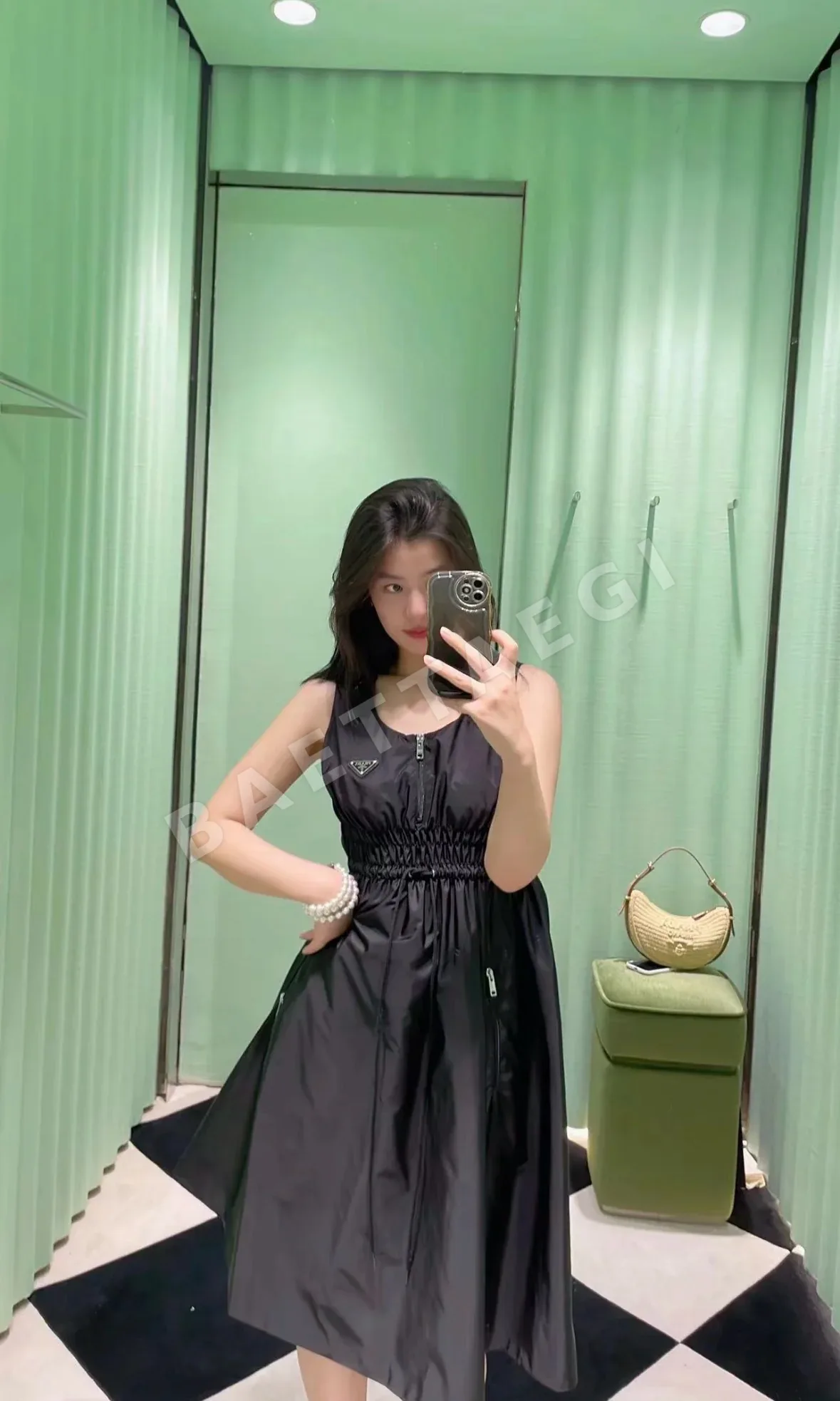 프라다 리사이클 나일론 하프 지퍼 V넥 원피스 상세 이미지 4