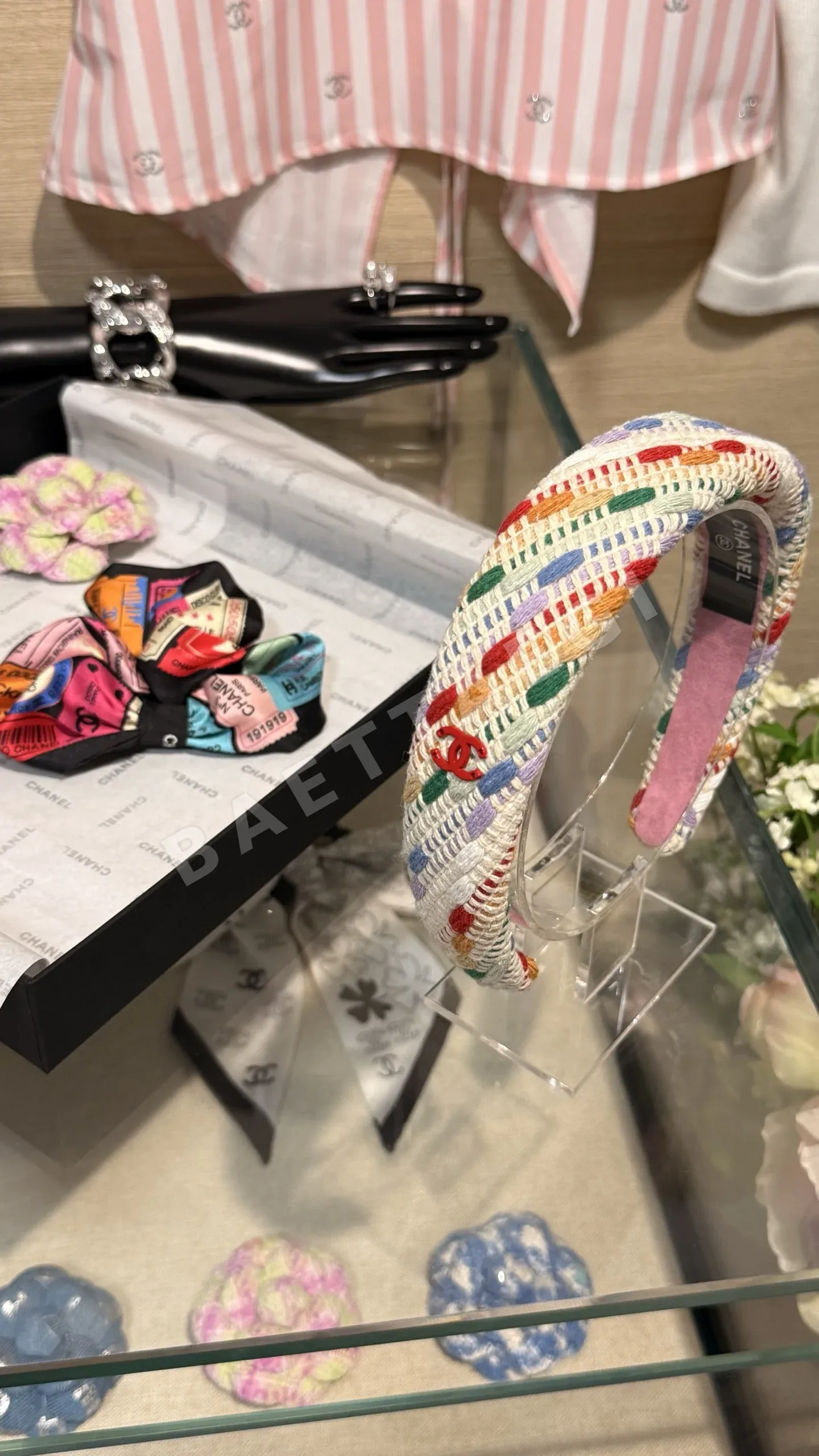 샤넬 레인보우 얀 빨간 에나멜 더블 C 와이드 헤드밴드 131261