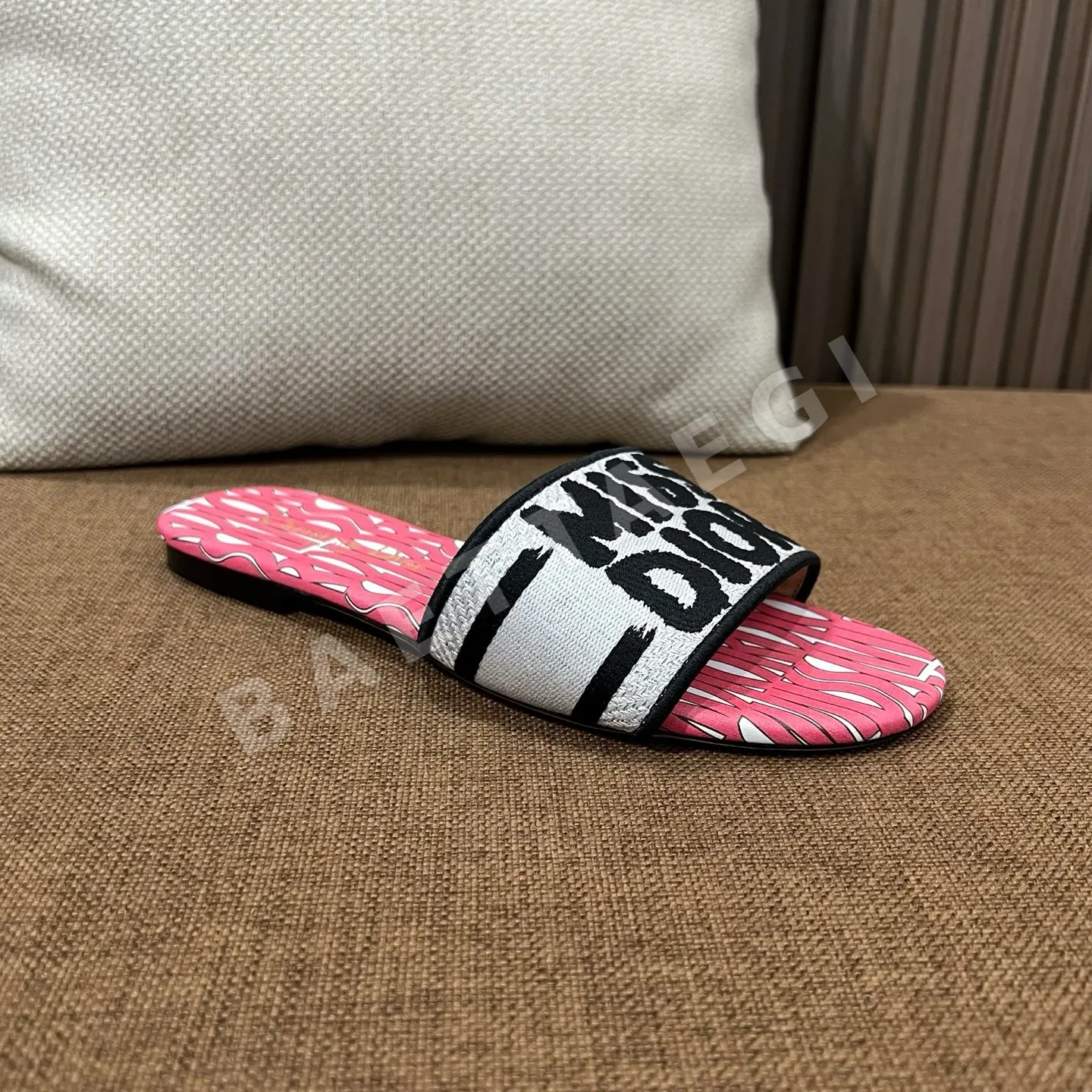디올 자수 캔버스 샌들 상세 이미지 6