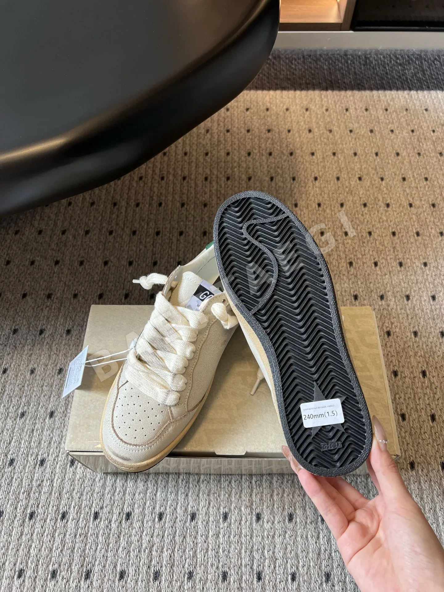 골든구스 빈티지 가공 소가죽 스니커즈 상세 이미지 3