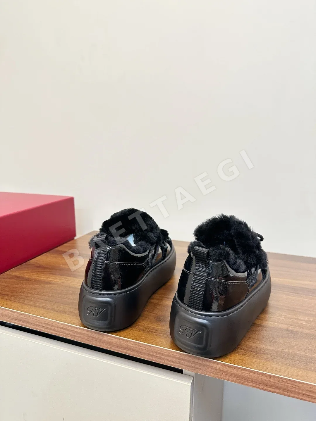 로저비비에 큐빅 버클 드로스트링 스웨이드 로퍼 상세 이미지 4