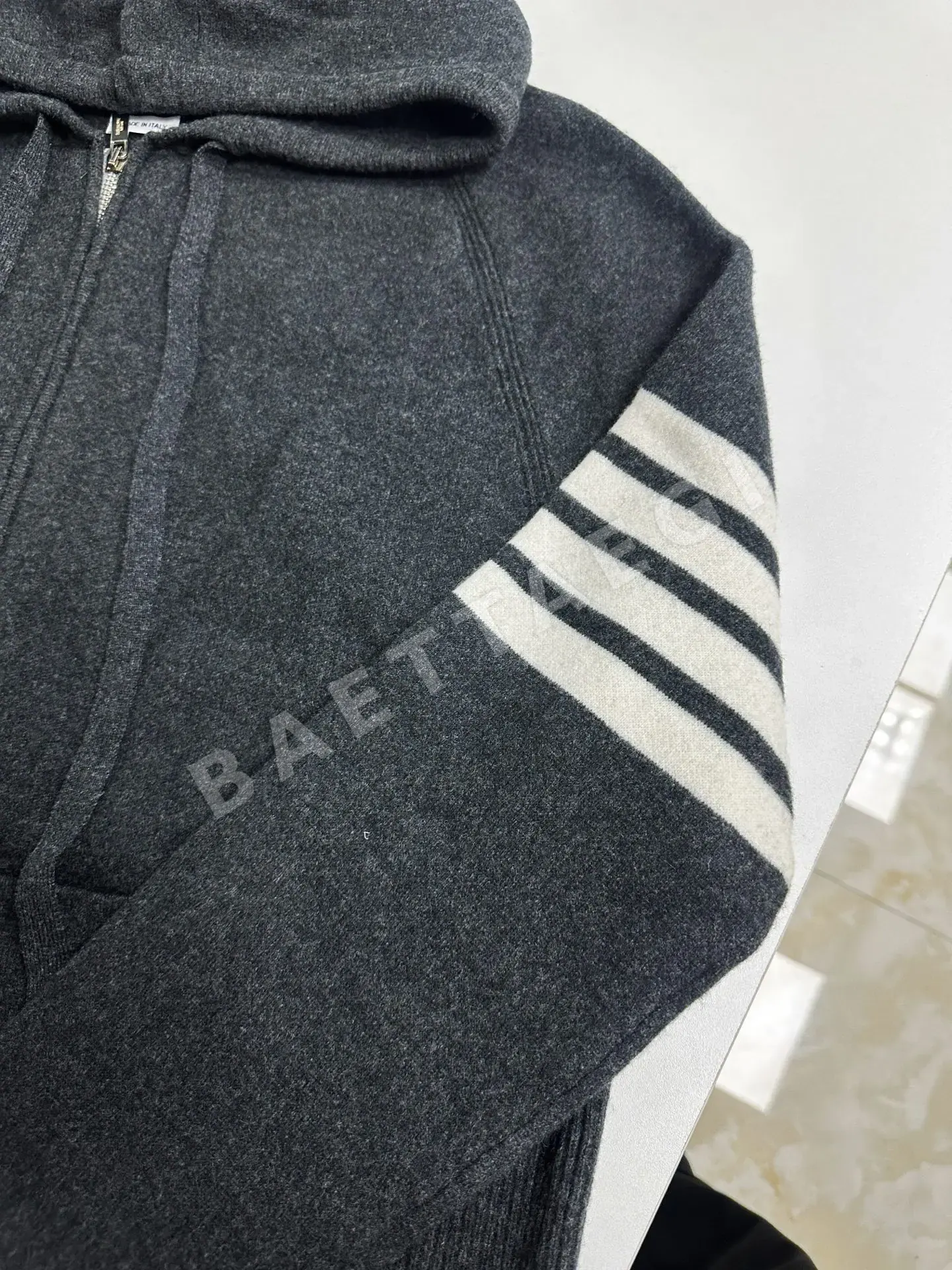 톰브라운 클래식 울 후드 자켓 WT284229 상세 이미지 8