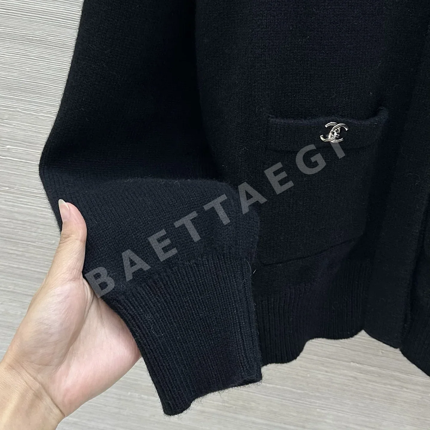 샤넬 골드 버튼 캐시미어 라운드넥 여성 가디건 상세 이미지 5