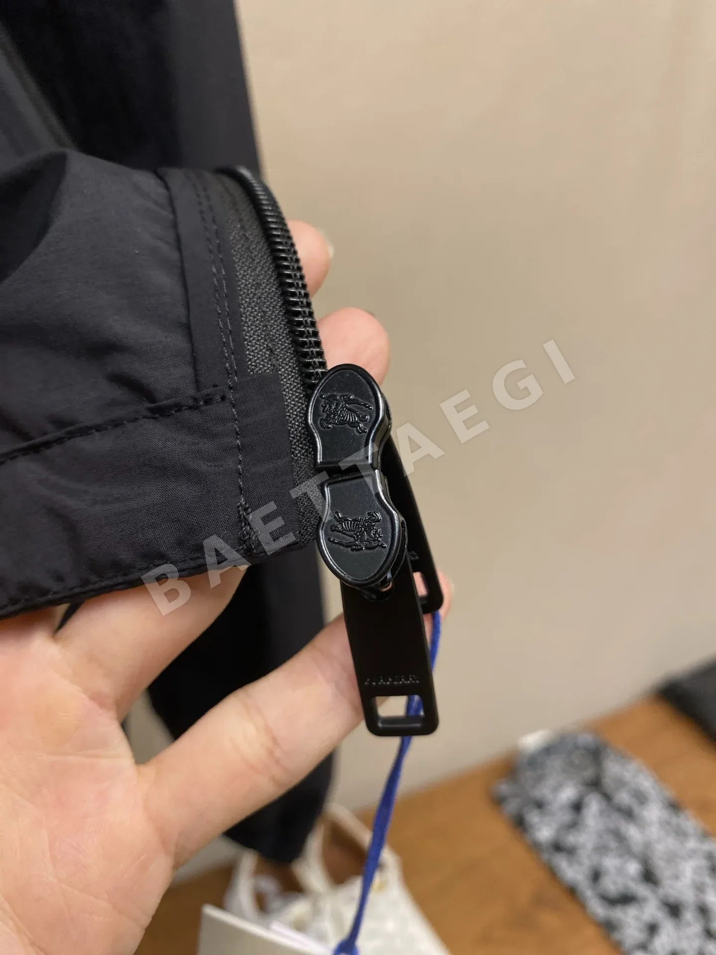 버버리 하트실드 나이트 로고 남성 후드 자켓 상세 이미지 9