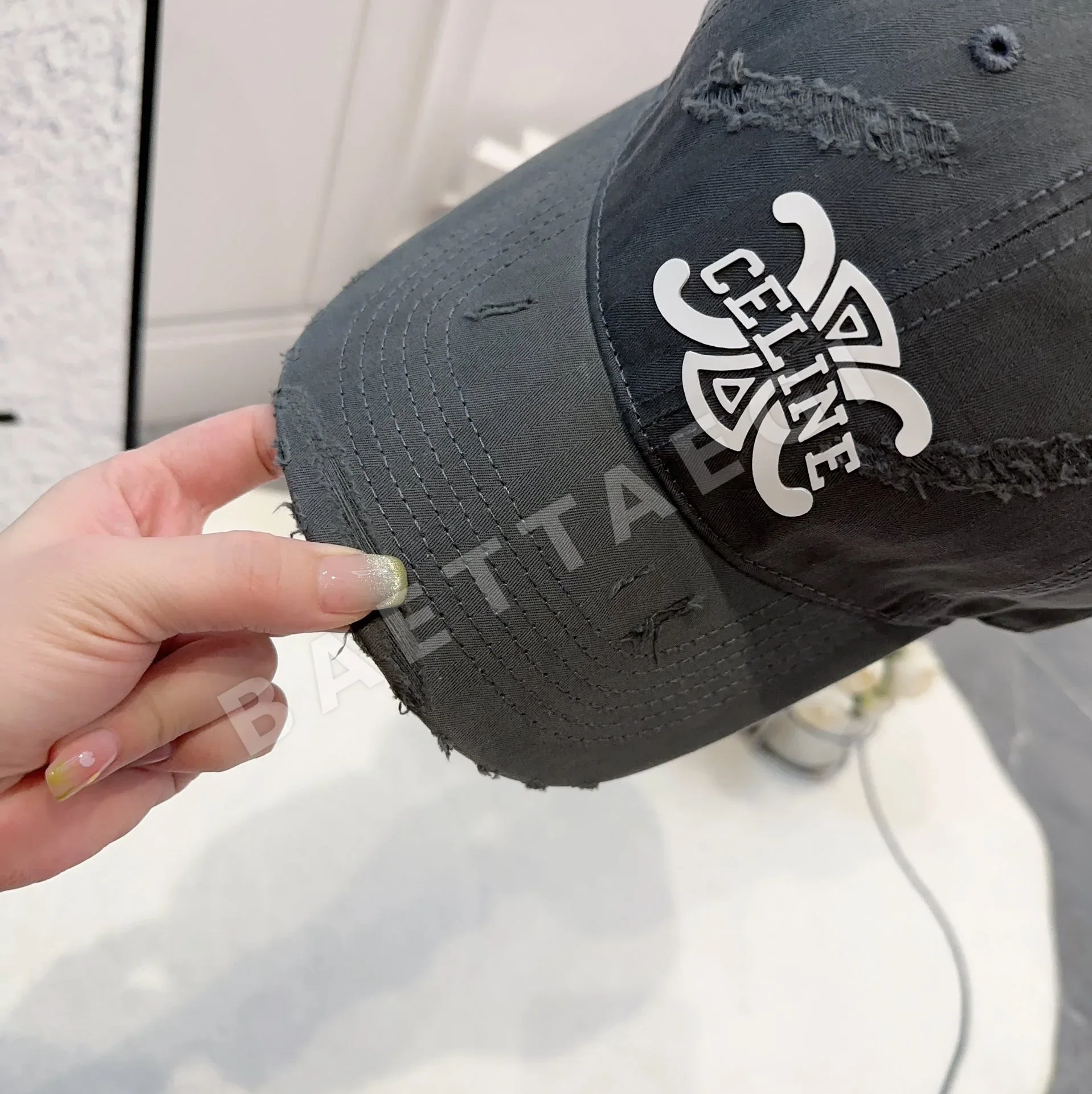 셀린느 데미지 가공 워시드 코튼 야구모자 상세 이미지 2