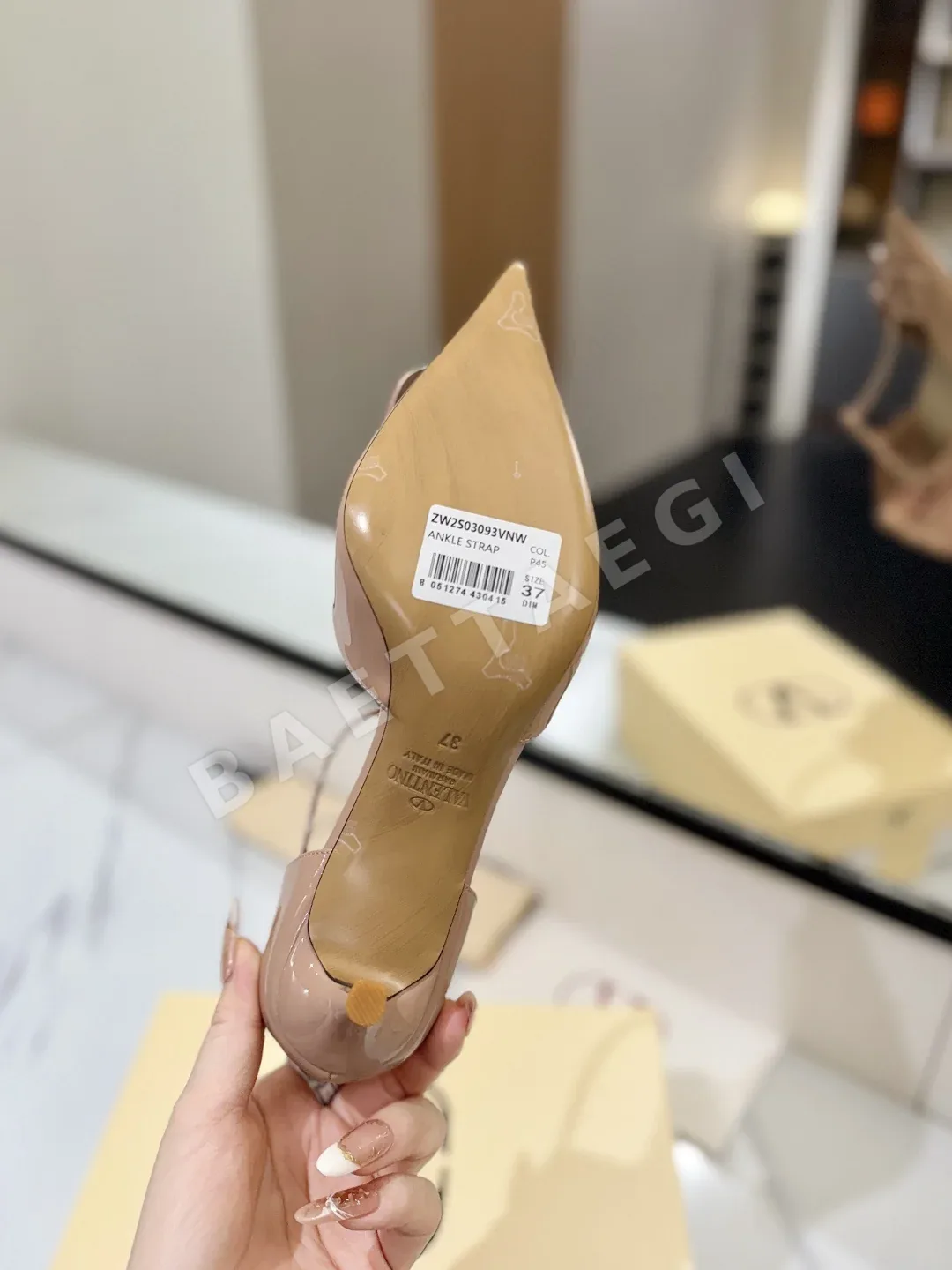 발렌티노 V로고 라인스톤 버클 샌들 상세 이미지 9