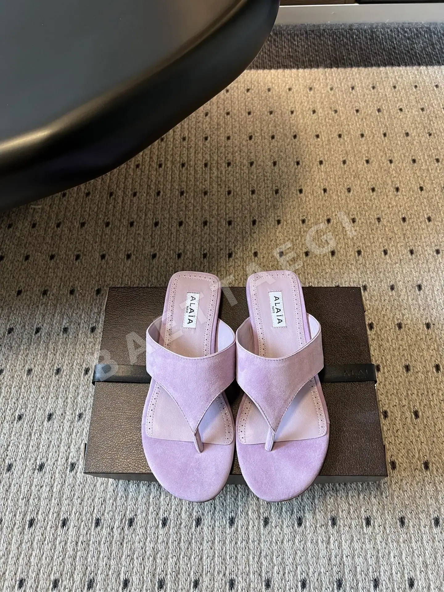 알라이아 플랫 샌들 121370