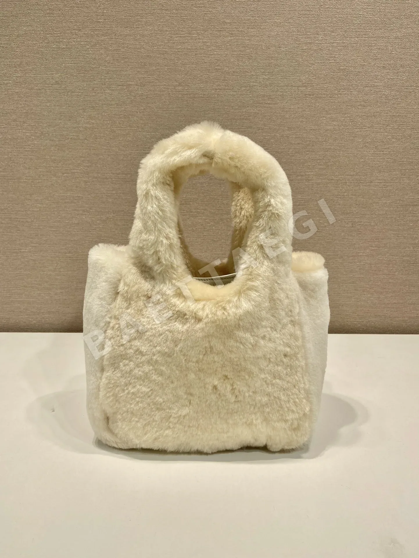 프라다 양가죽 마그네틱 잠금 핸드백 1BA349 상세 이미지 4