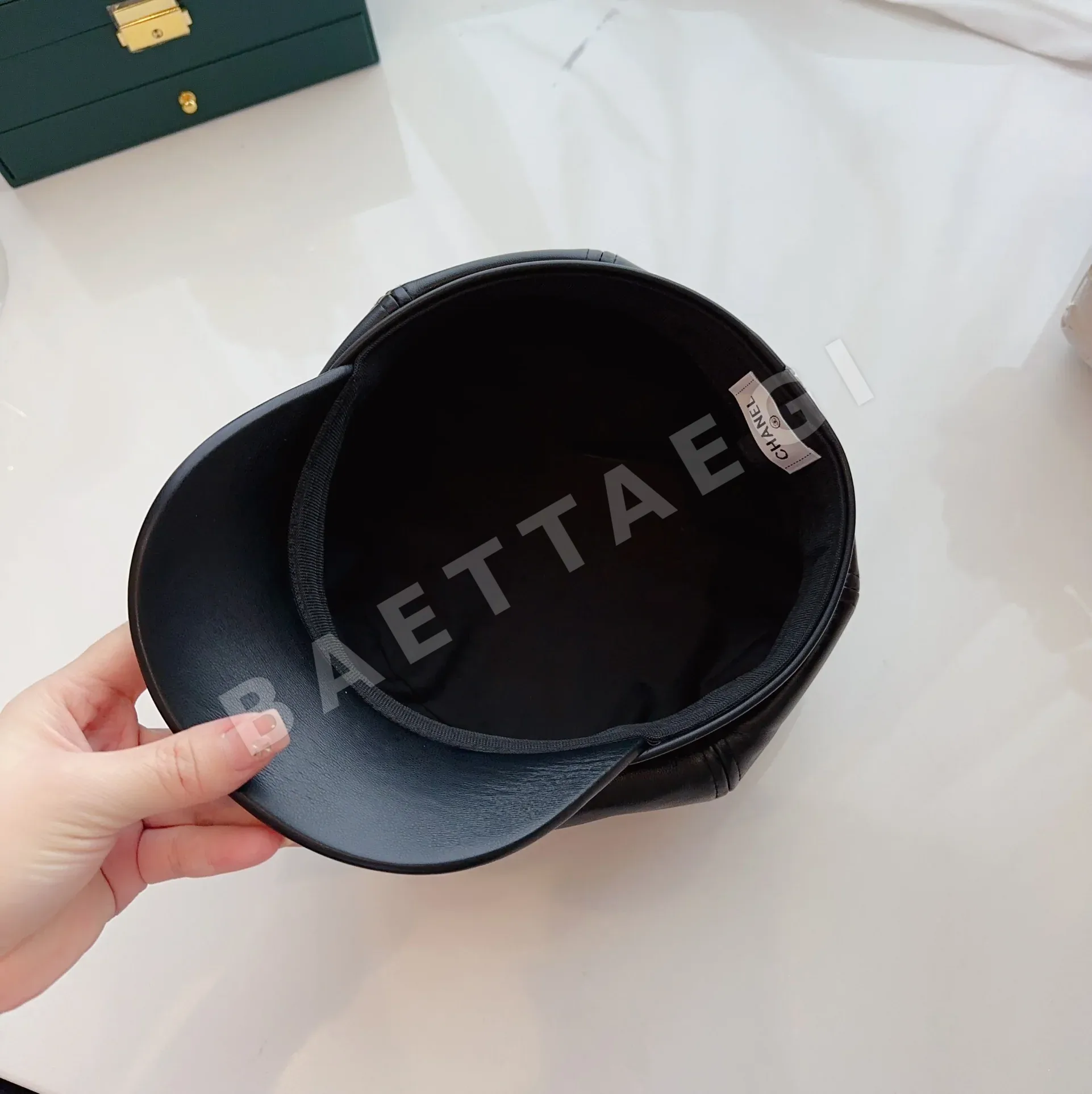 샤넬 팔각형 가죽 캡 상세 이미지 7
