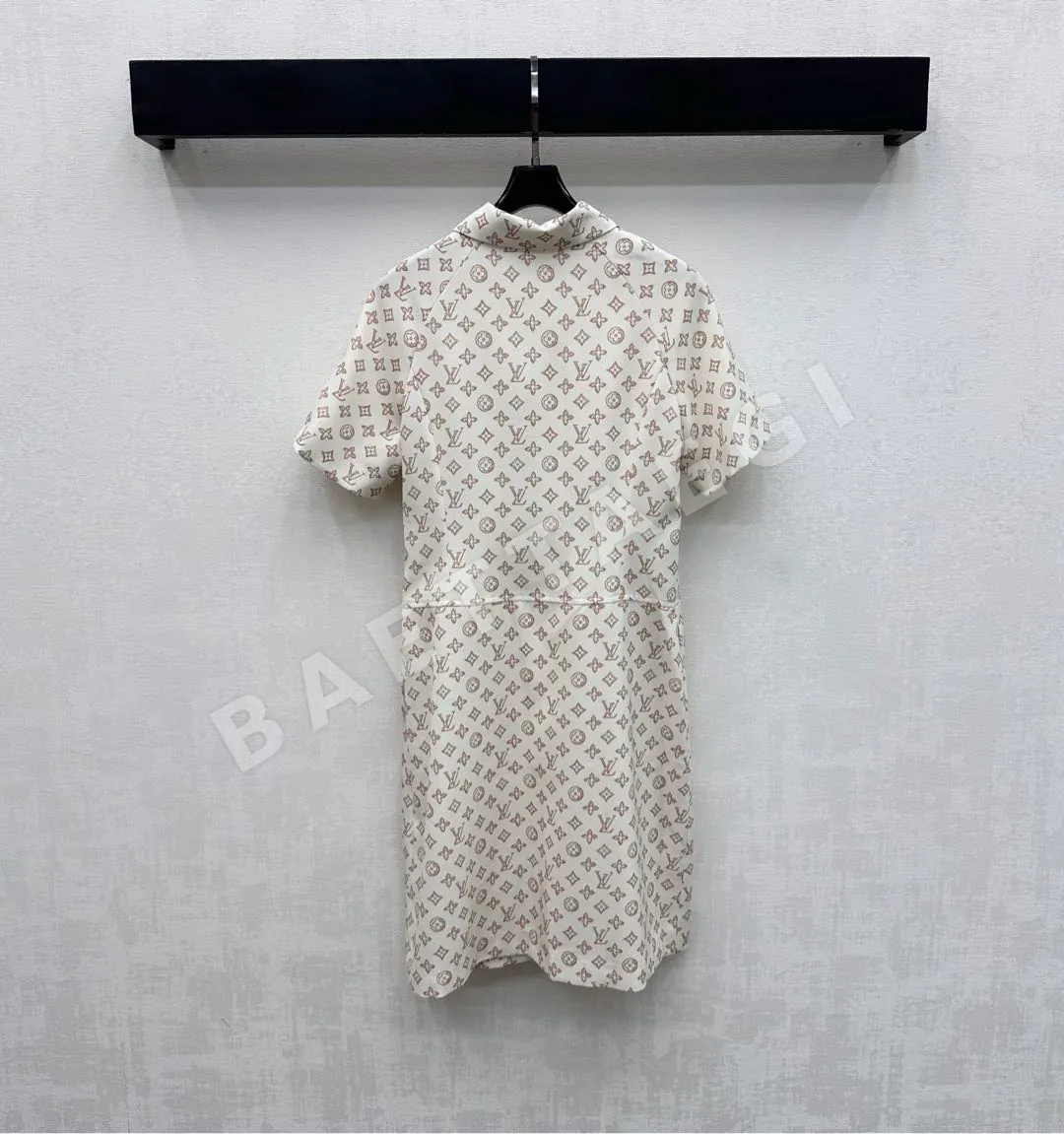 루이비통 로고 프린트 반팔 폴로 카라 원피스 상세 이미지 5