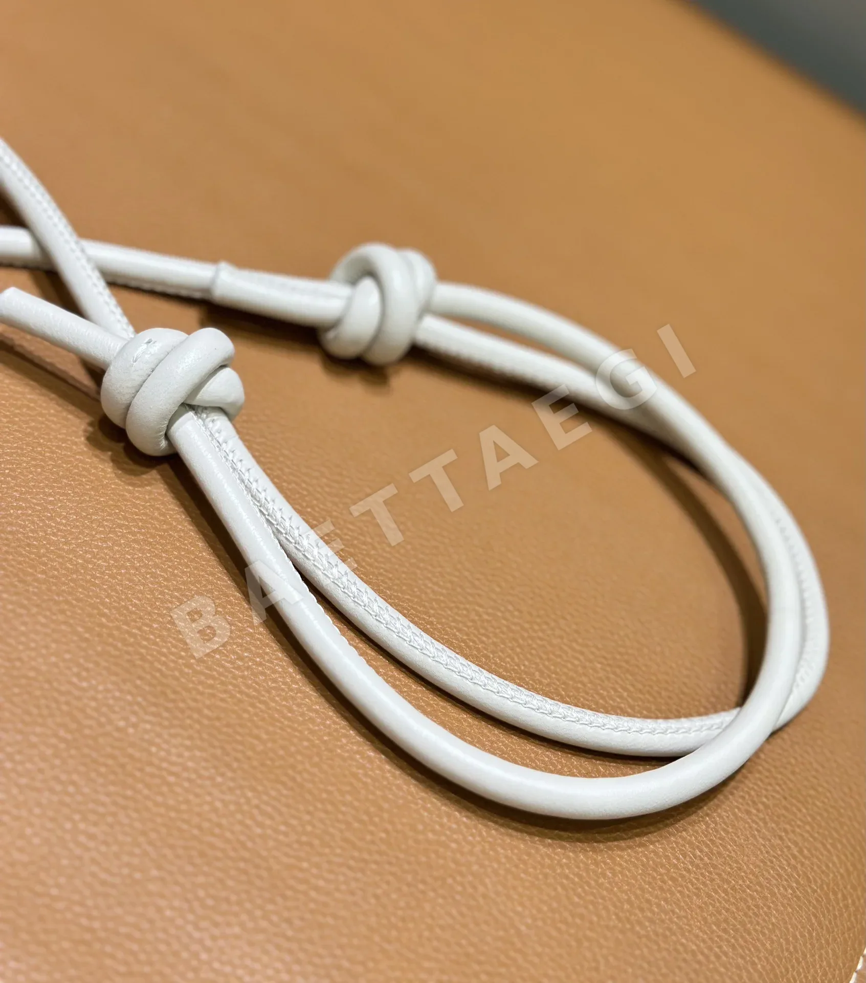 로에베 미디엄 플라멩고 펄스 파인 그레인 30cm 상세 이미지 7