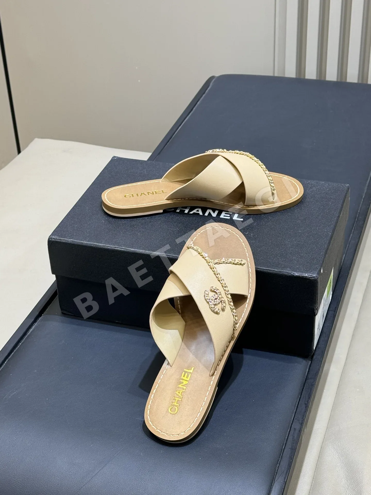 샤넬 26C 화이트 크로스 샌들 상세 이미지 4