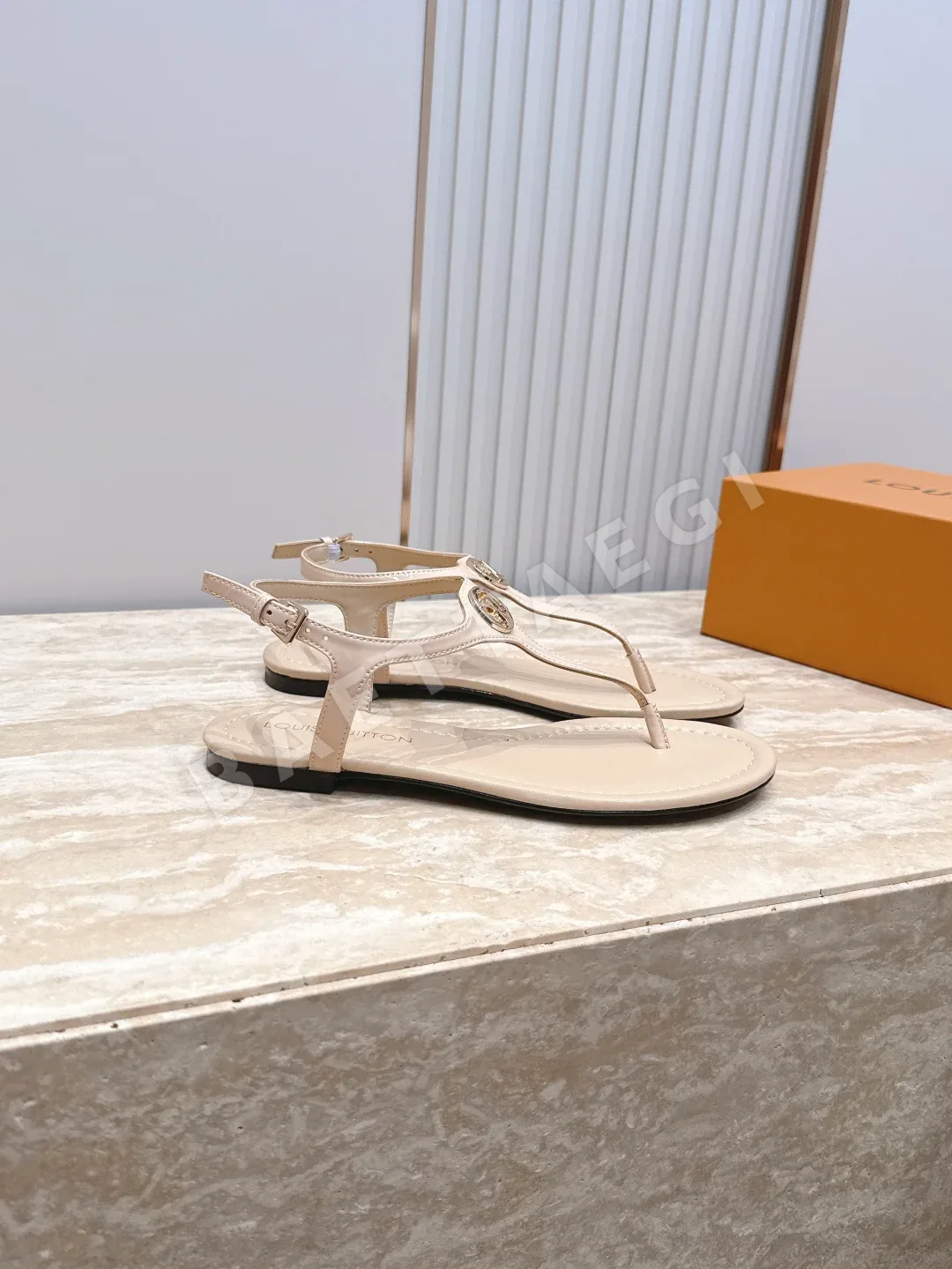 루이비통 양가죽 샌들 상세 이미지 2