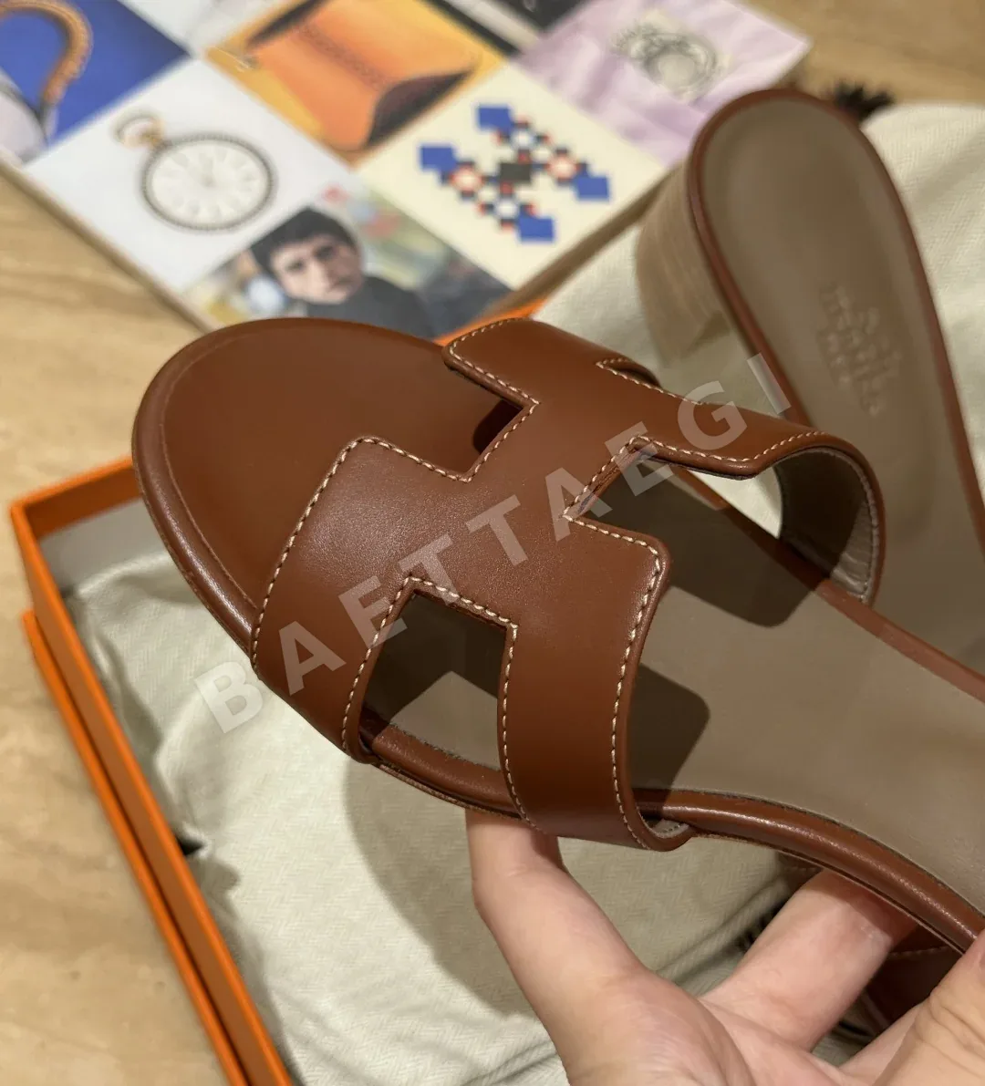 에르메스 오아시스 샌들 Saddle Red Calfskin H 컷아웃 상세 이미지 4