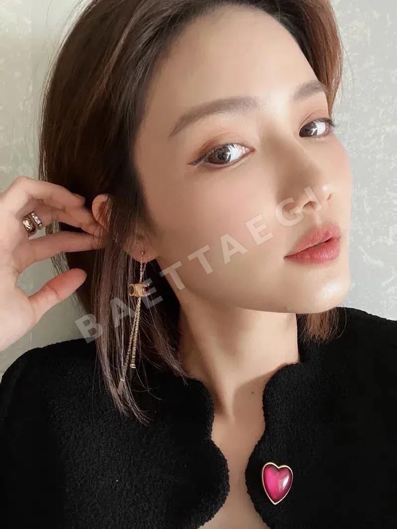 셀린느 18K 골드 도금 레터 스터드 귀걸이 상세 이미지 2