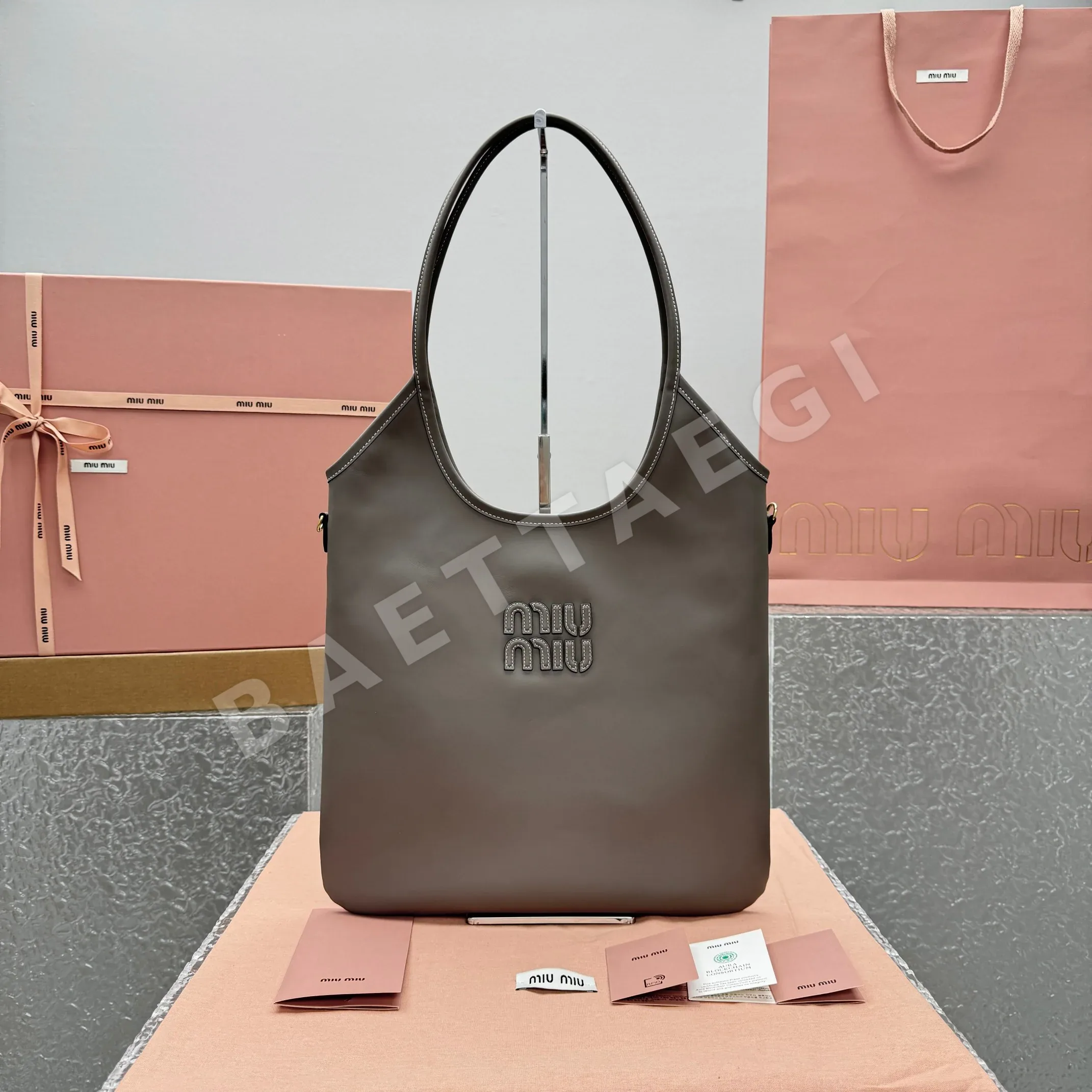 미우미우 그레이 가죽 토트 숄더백 68383
