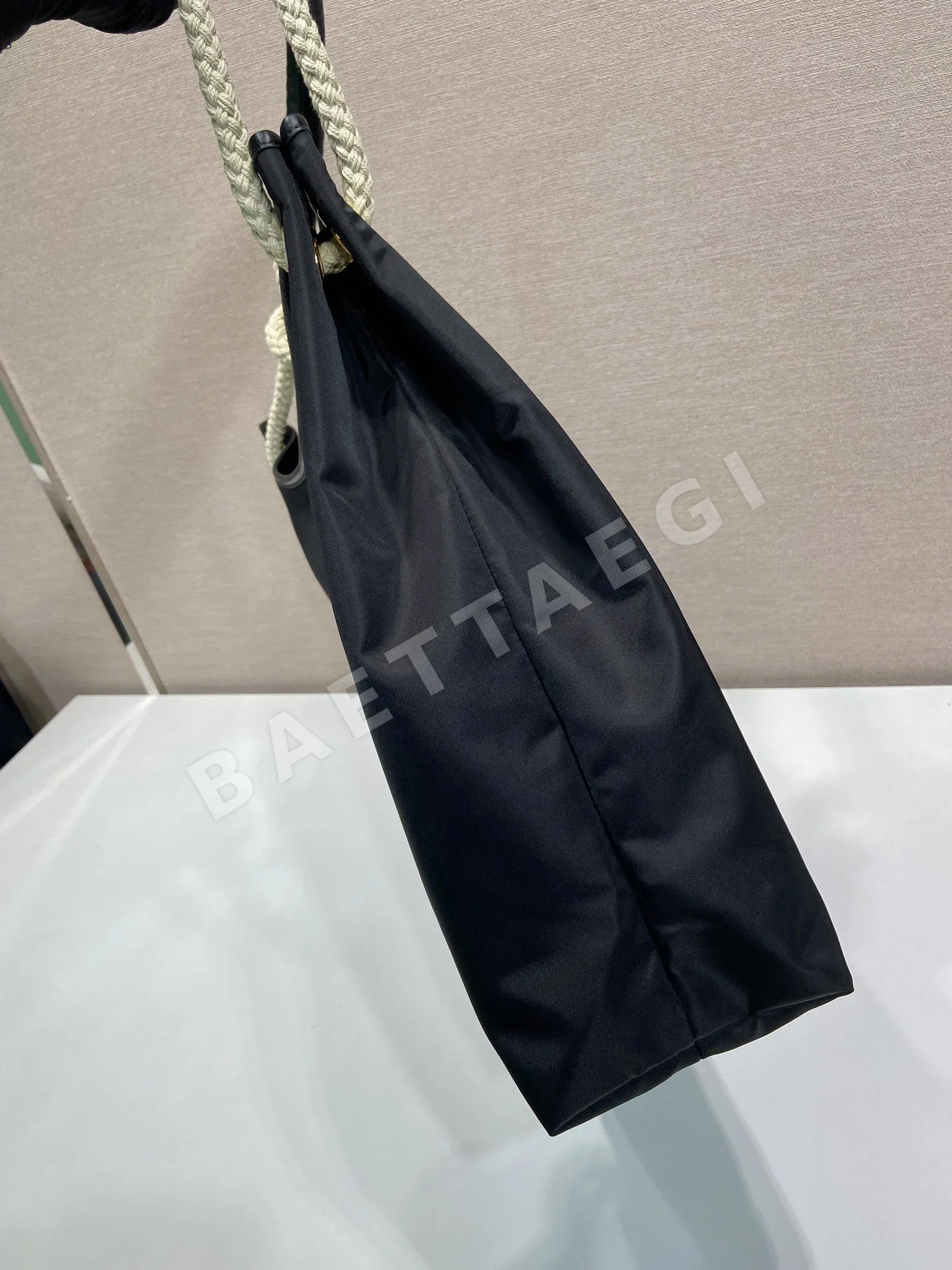프라다 리사이클 나일론 대형 토트백 1BC244 상세 이미지 5