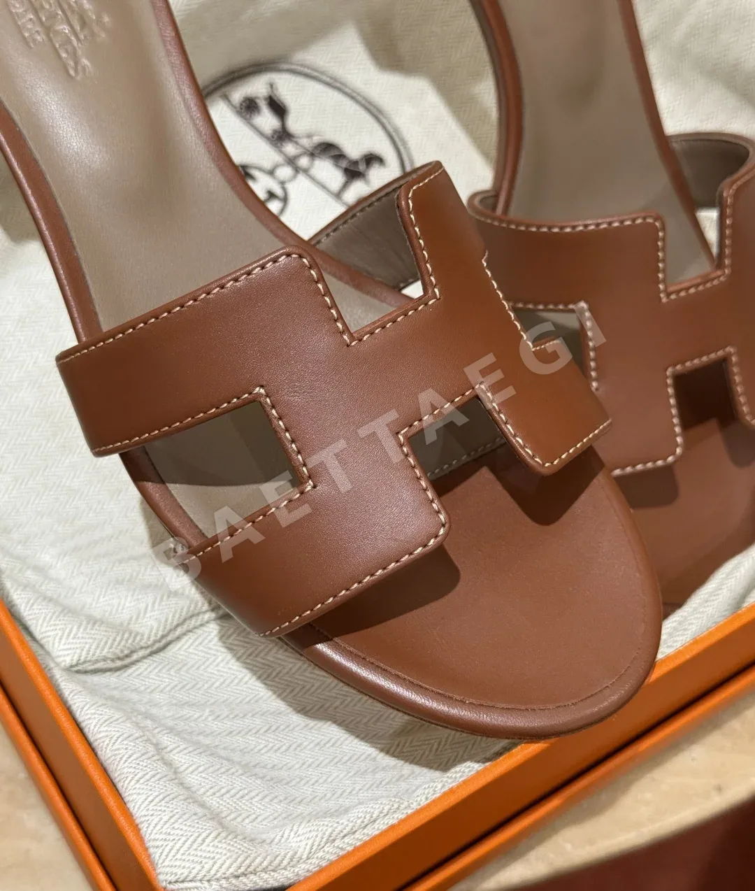 에르메스 오아시스 샌들 Saddle Red Calfskin H 컷아웃 상세 이미지 3