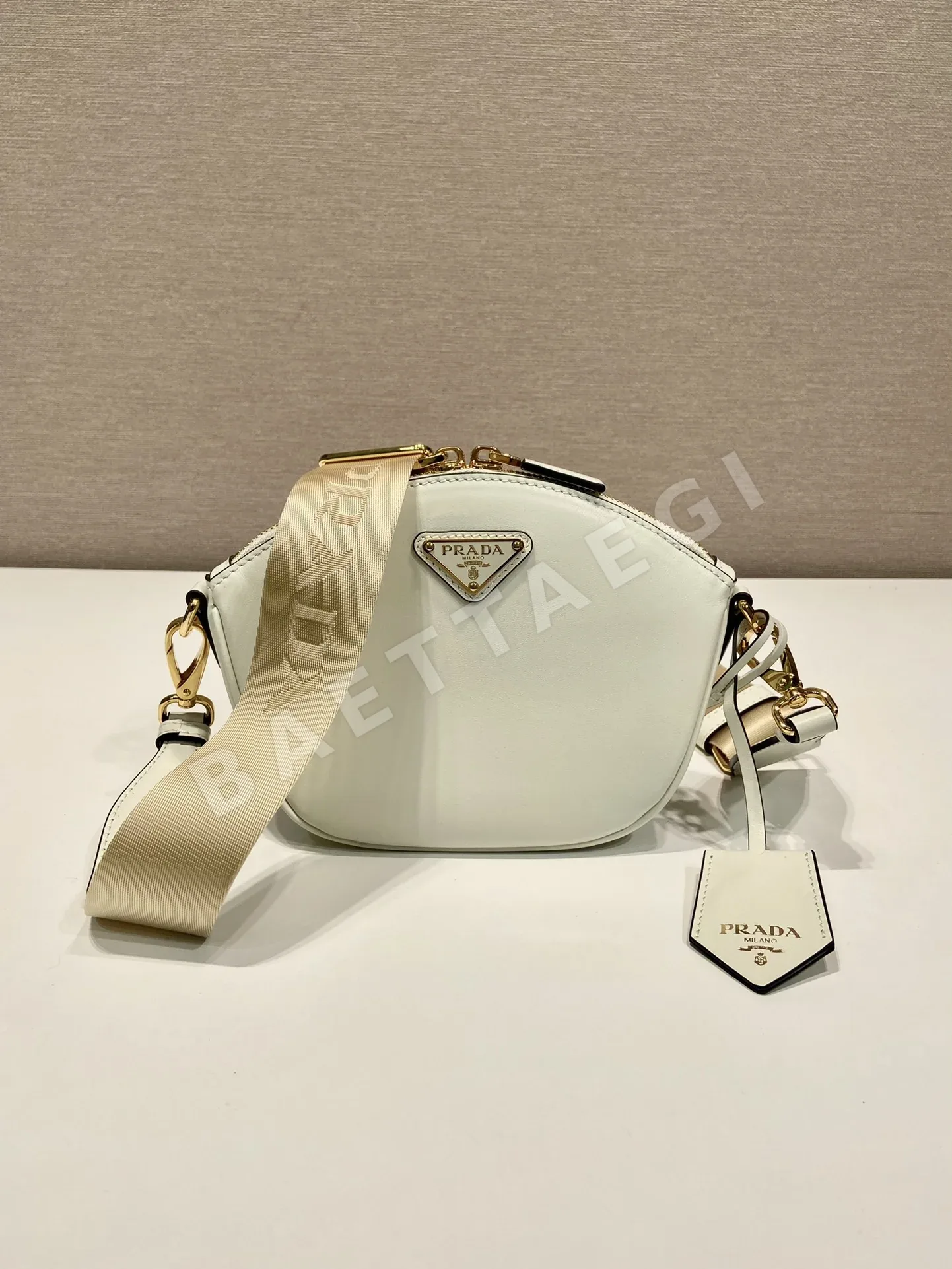 프라다 카프스킨 미니 숄더백 1BH212 상세 이미지 2