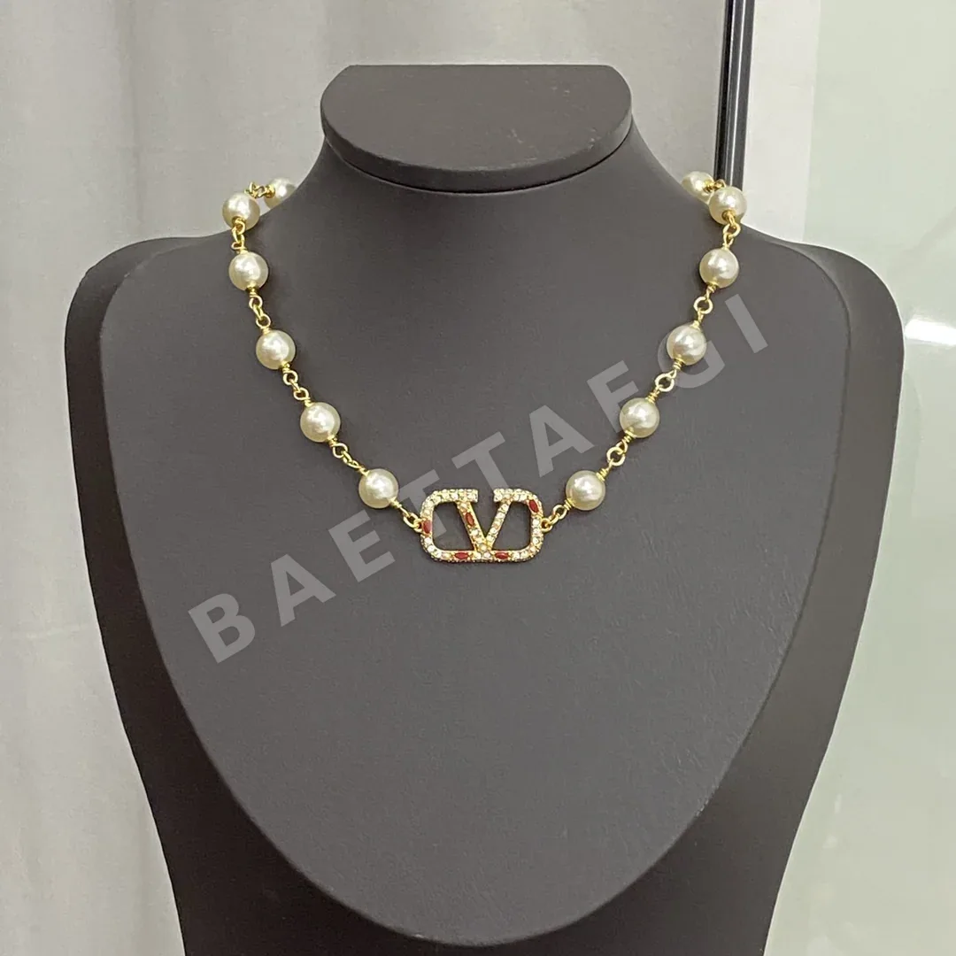 발렌티노 진주 V 로고 루비 장식 목걸이 63542