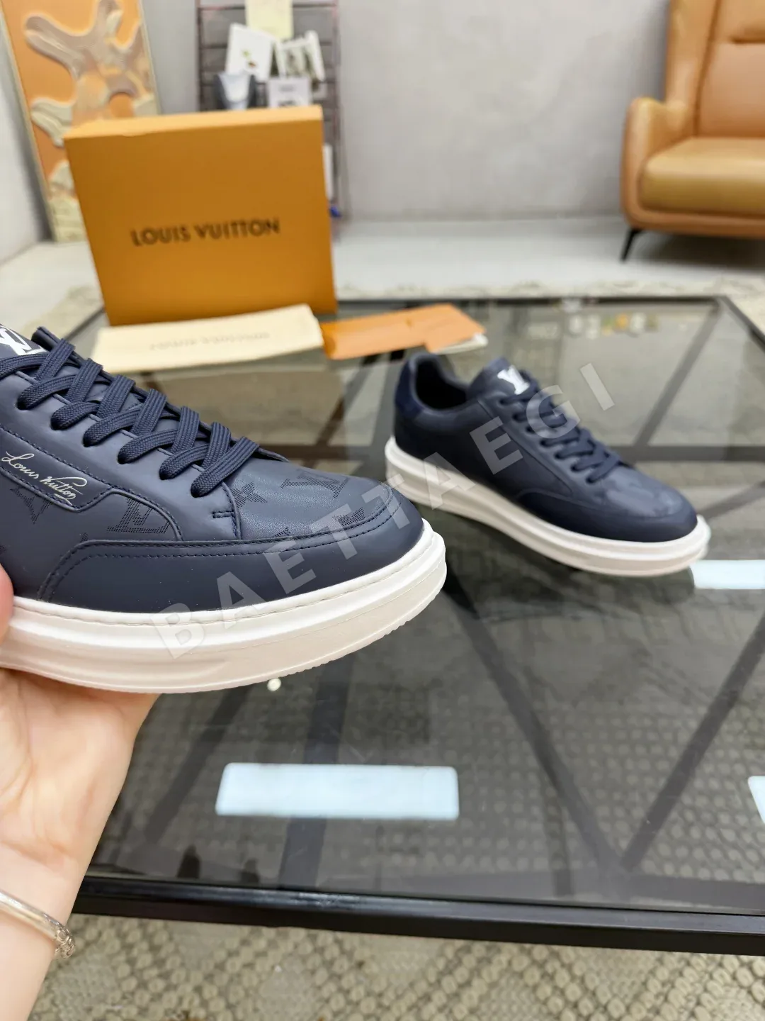 루이비통 스니커즈 남성 가죽 프린트 로고 상세 이미지 6