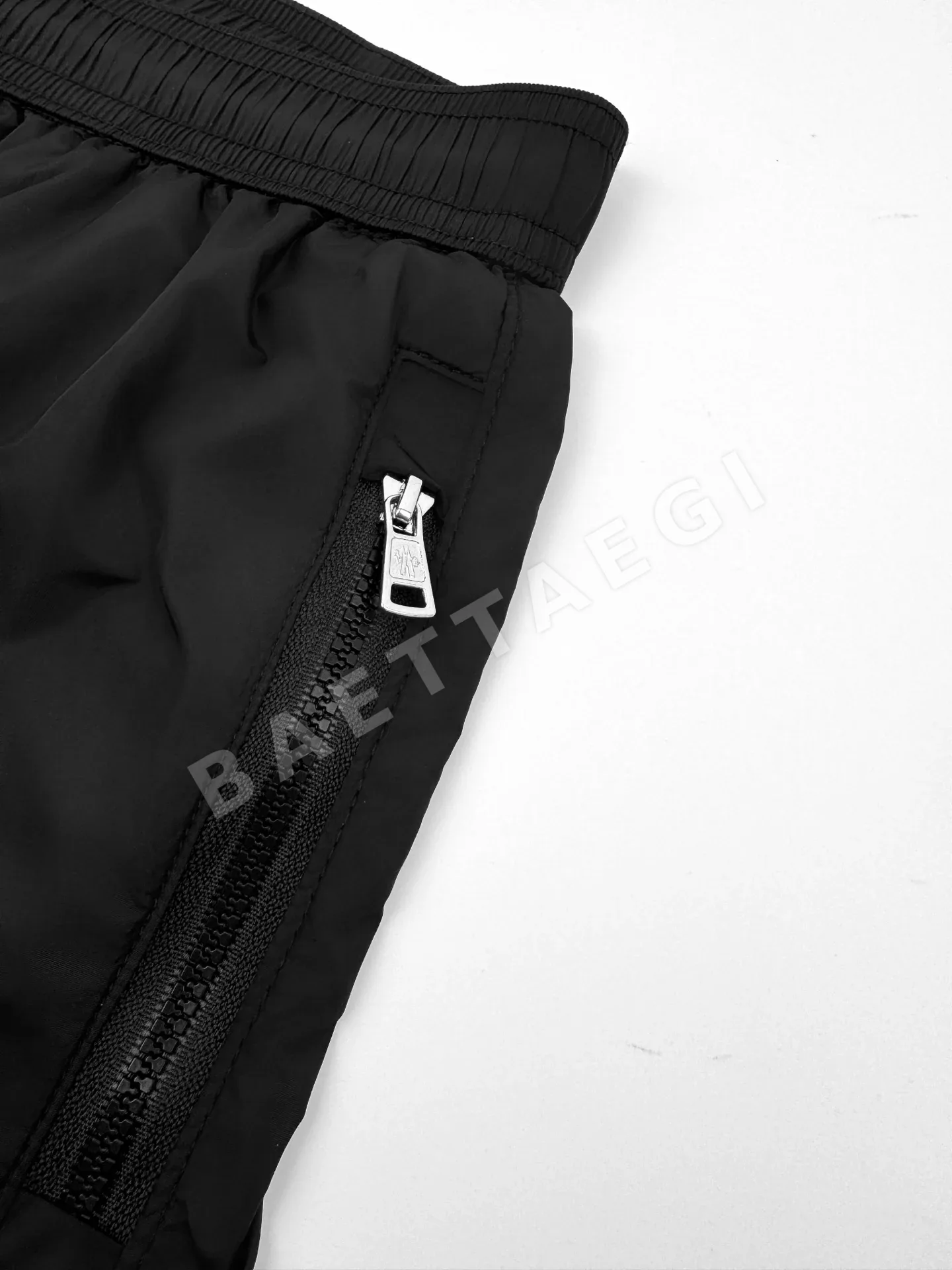 몽클레르 로고 포켓 메시 안감 남성 반바지 상세 이미지 5