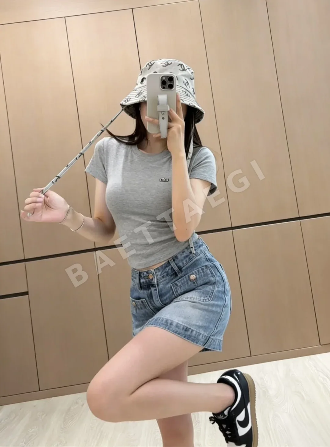 미우미우 라인스톤 로고 반팔 티셔츠 상세 이미지 7