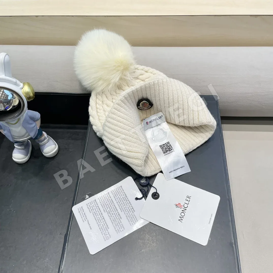 몽클레르 폭스퍼 폼폼 니트 비니 상세 이미지 9